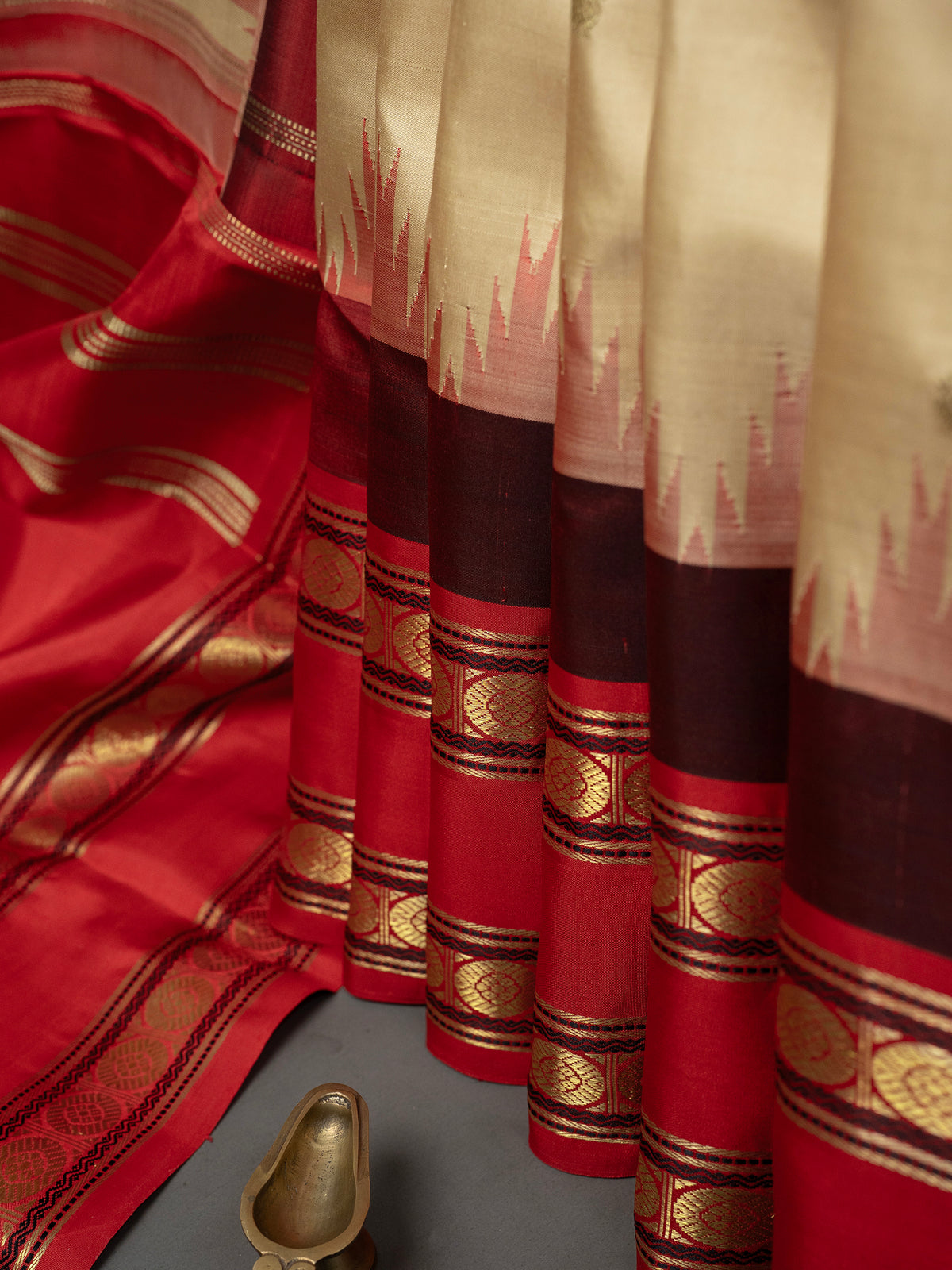 Master weaver offwhite and red rettapet border kai korvai and sorgavasal pallu / Kanjipuram Silk Saree CLSA2234