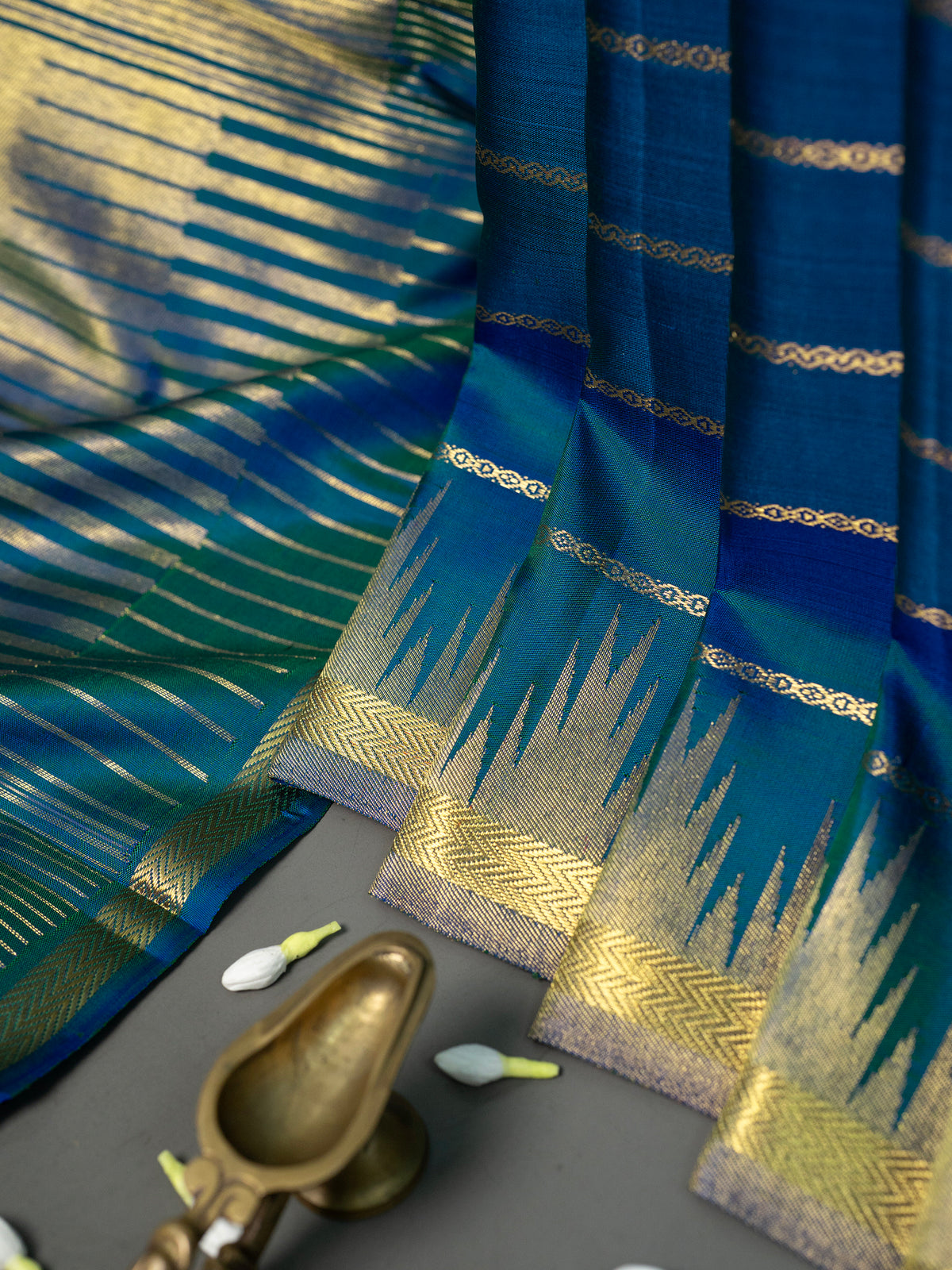 Mayilkazhuthu veldhari and 8 kol temple / Kanjipuram Silk Saree CLSA1024