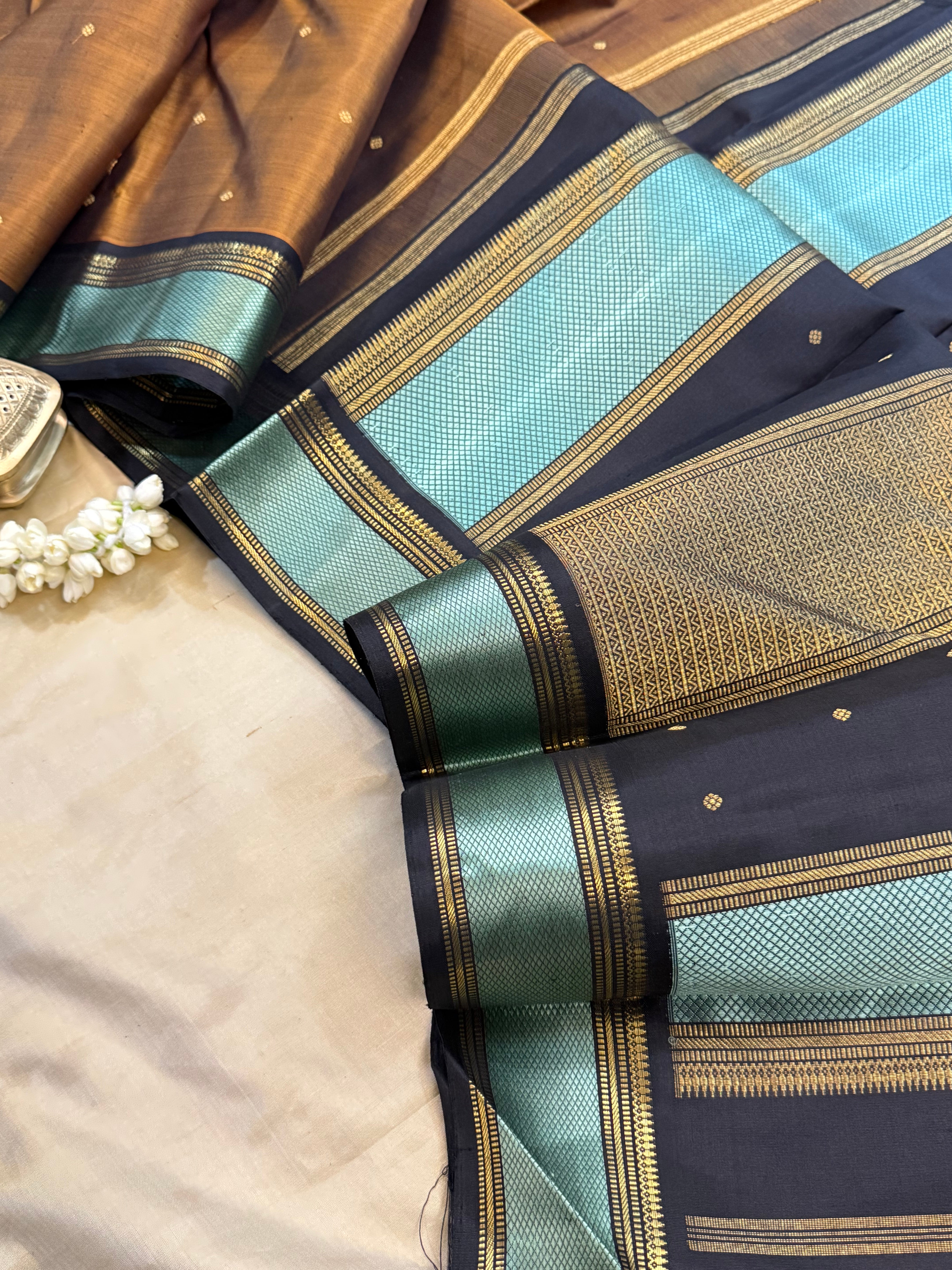 Brown unique thread and zari pallu / Kanjipuram silk CL8202