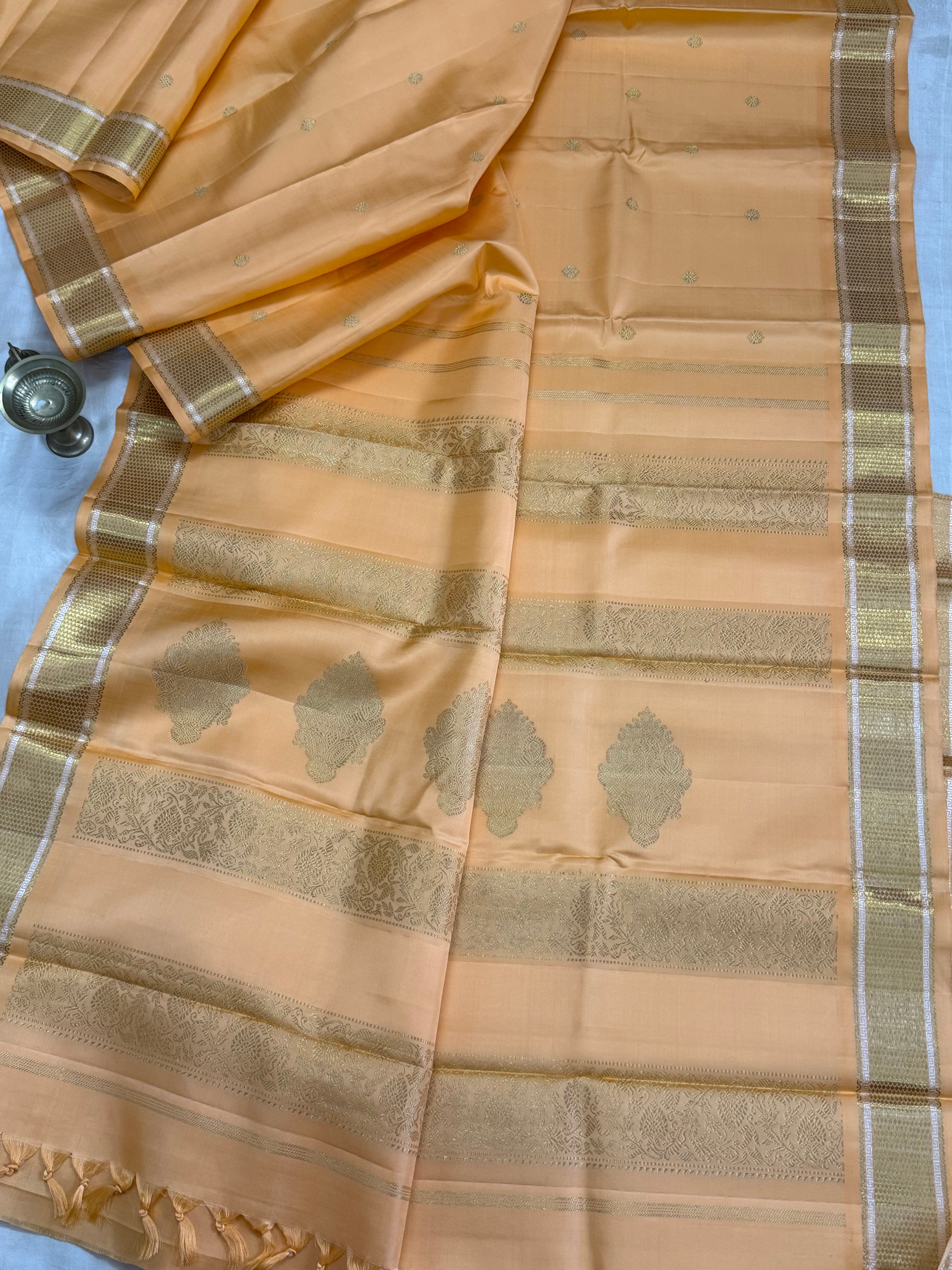 Master weaver - lite kanagabaram/ Kanjipuram silk