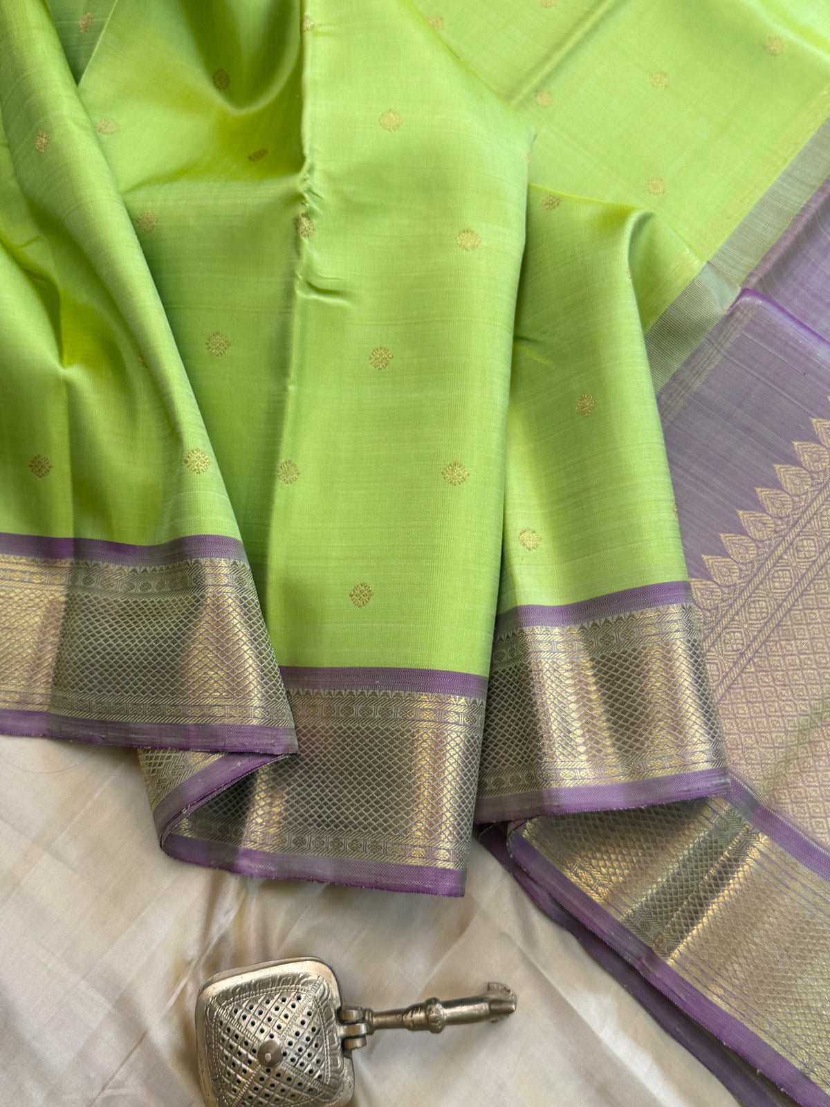 Colours of Navarathri Sampanga  Butta / pure Kanjipuram silk