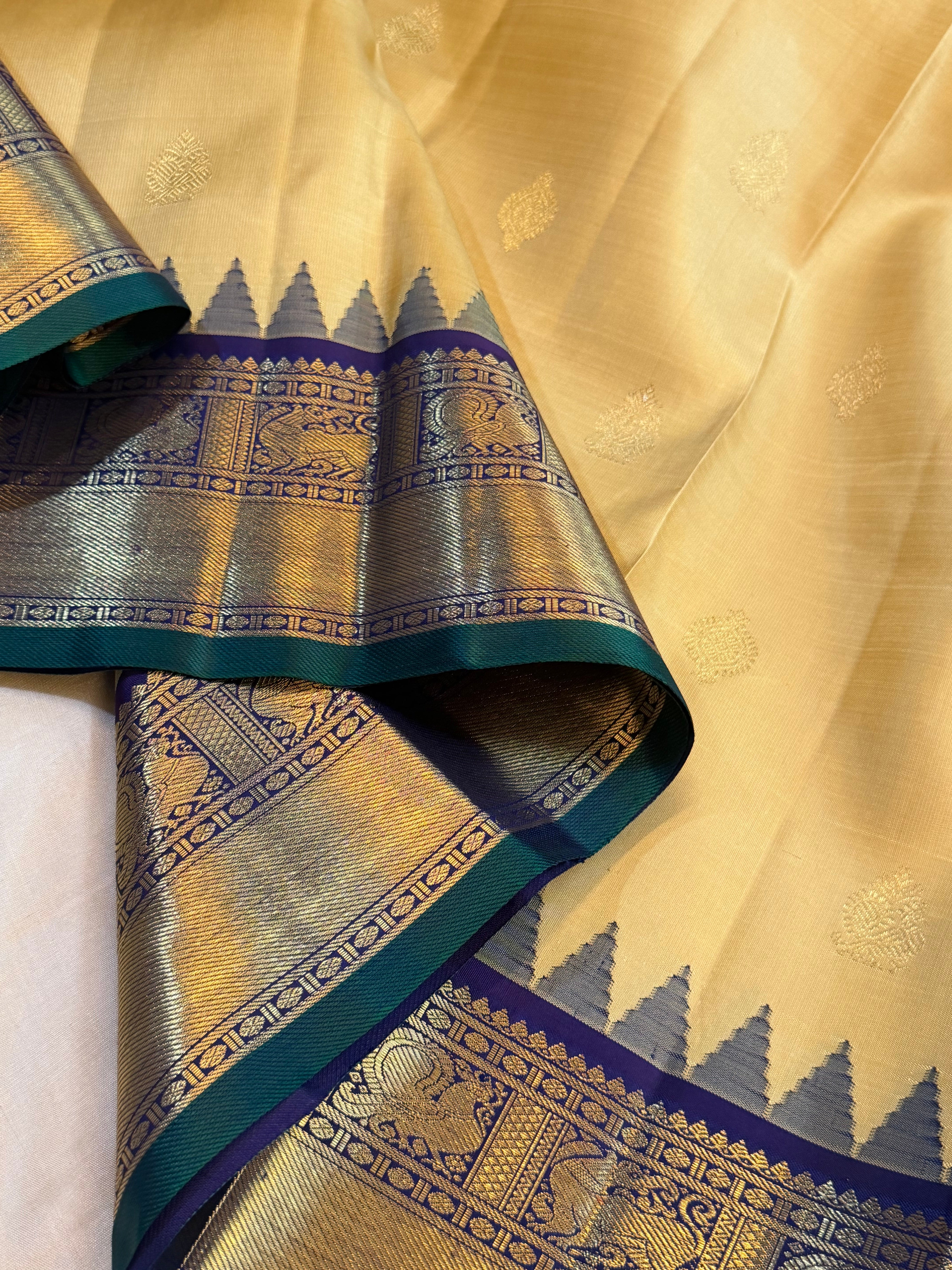 Sandal Kai Korvai  / Kanjipuram silk