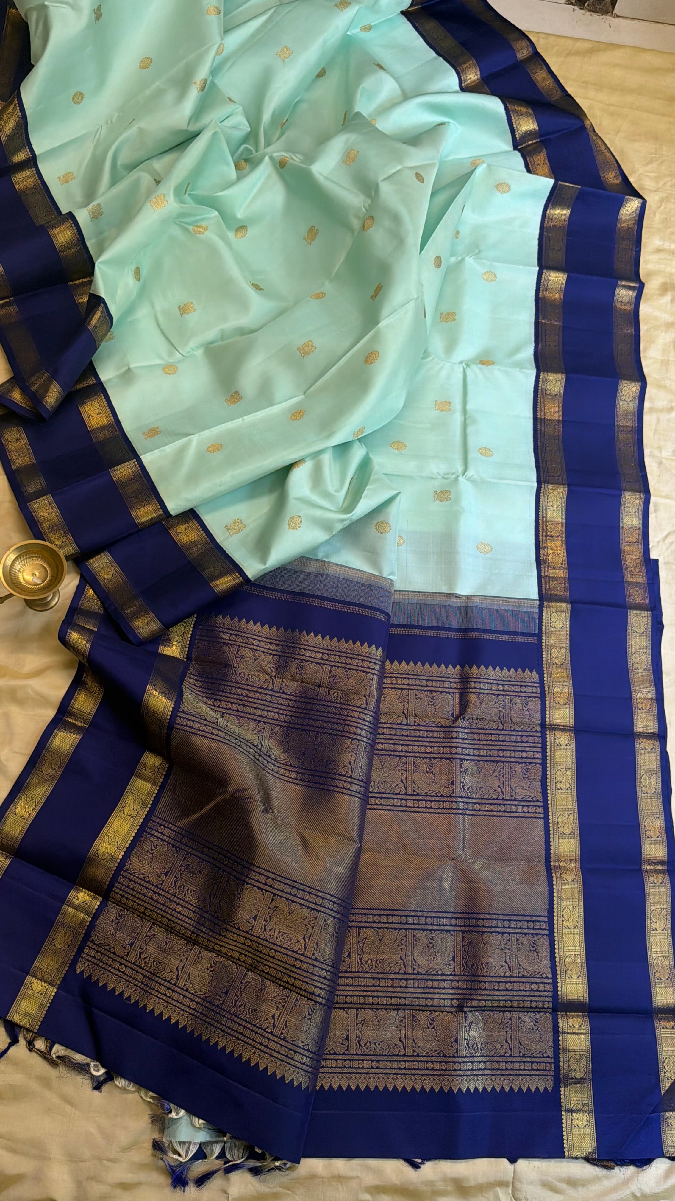 Light blue retta pet Korvai. / Kanjipuram silk