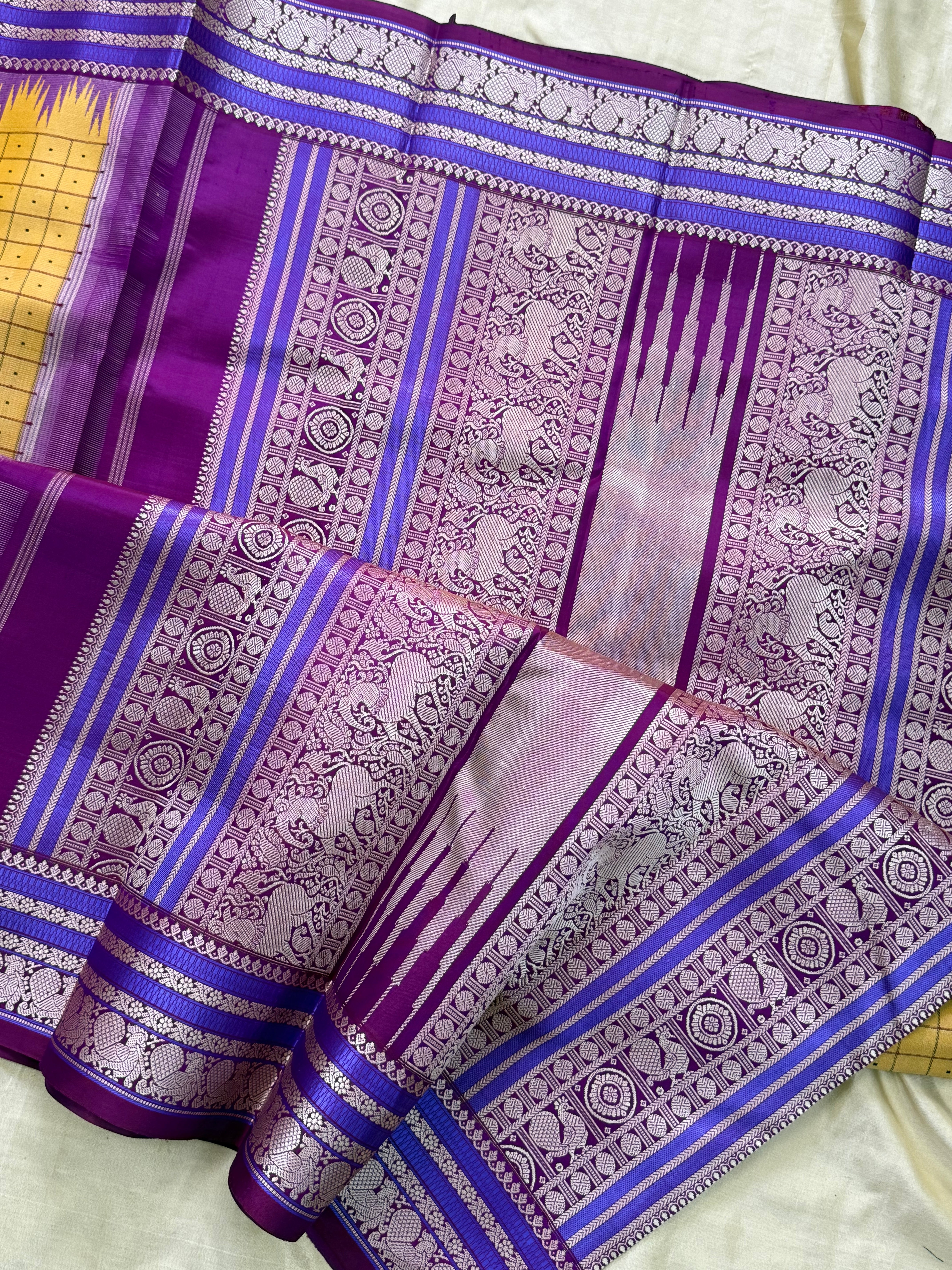 Sandhana manjal laksham Butta with temple border/ special edition CLSA10480