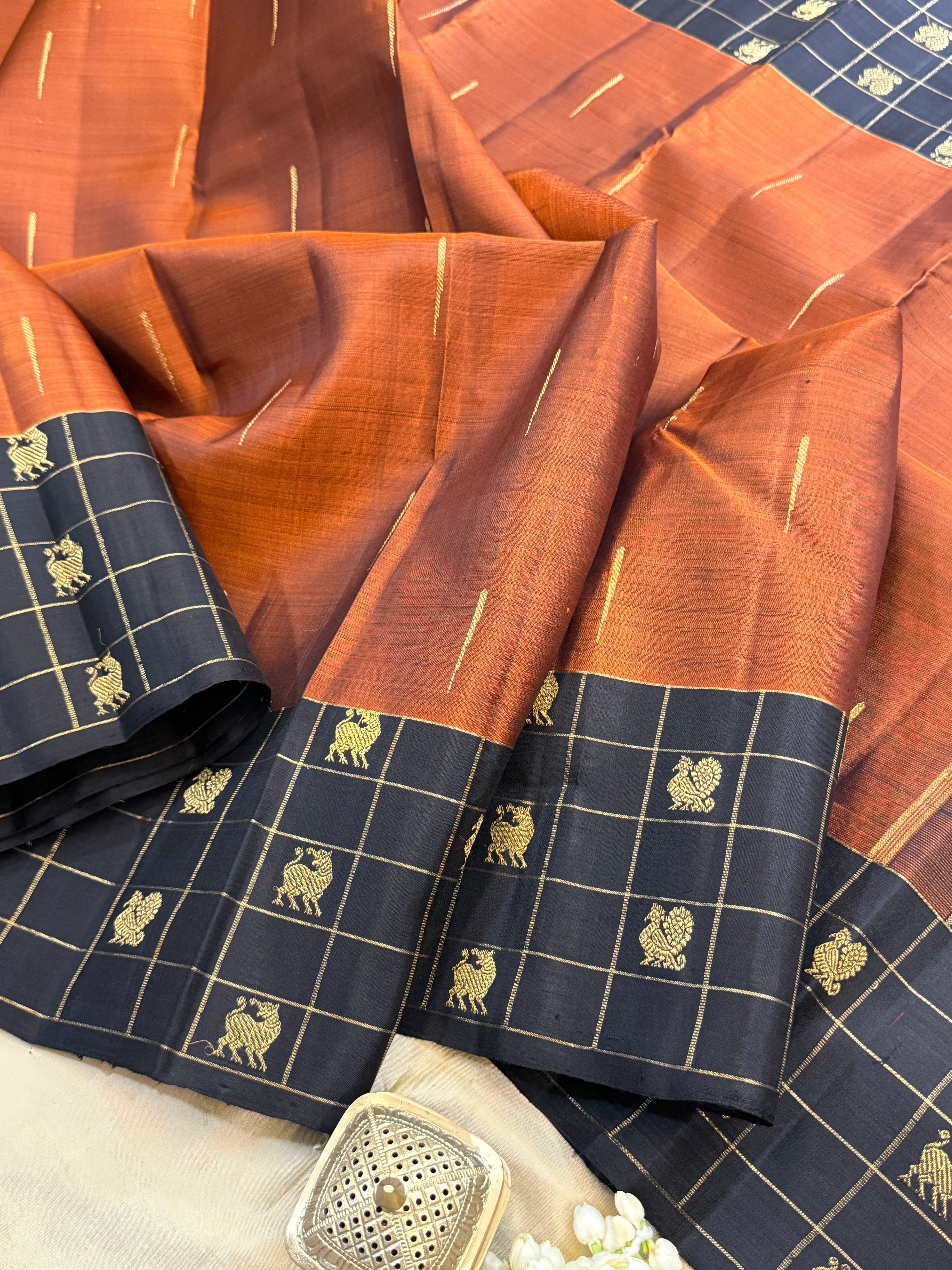 Rust malli moggu and black kattam border butta / Kanjipuram silk CL9998