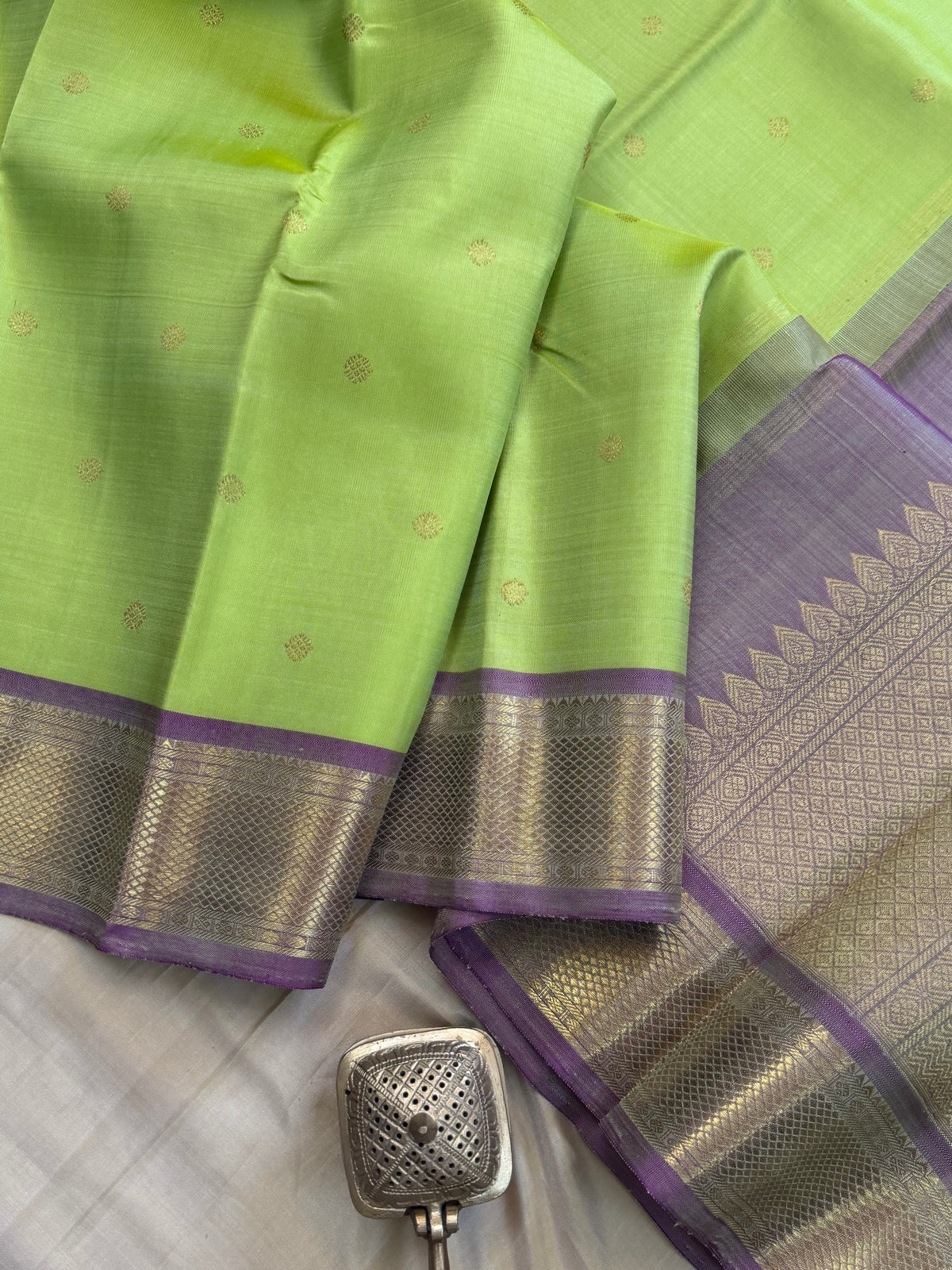 Colours of Navarathri Sampanga  Butta / pure Kanjipuram silk