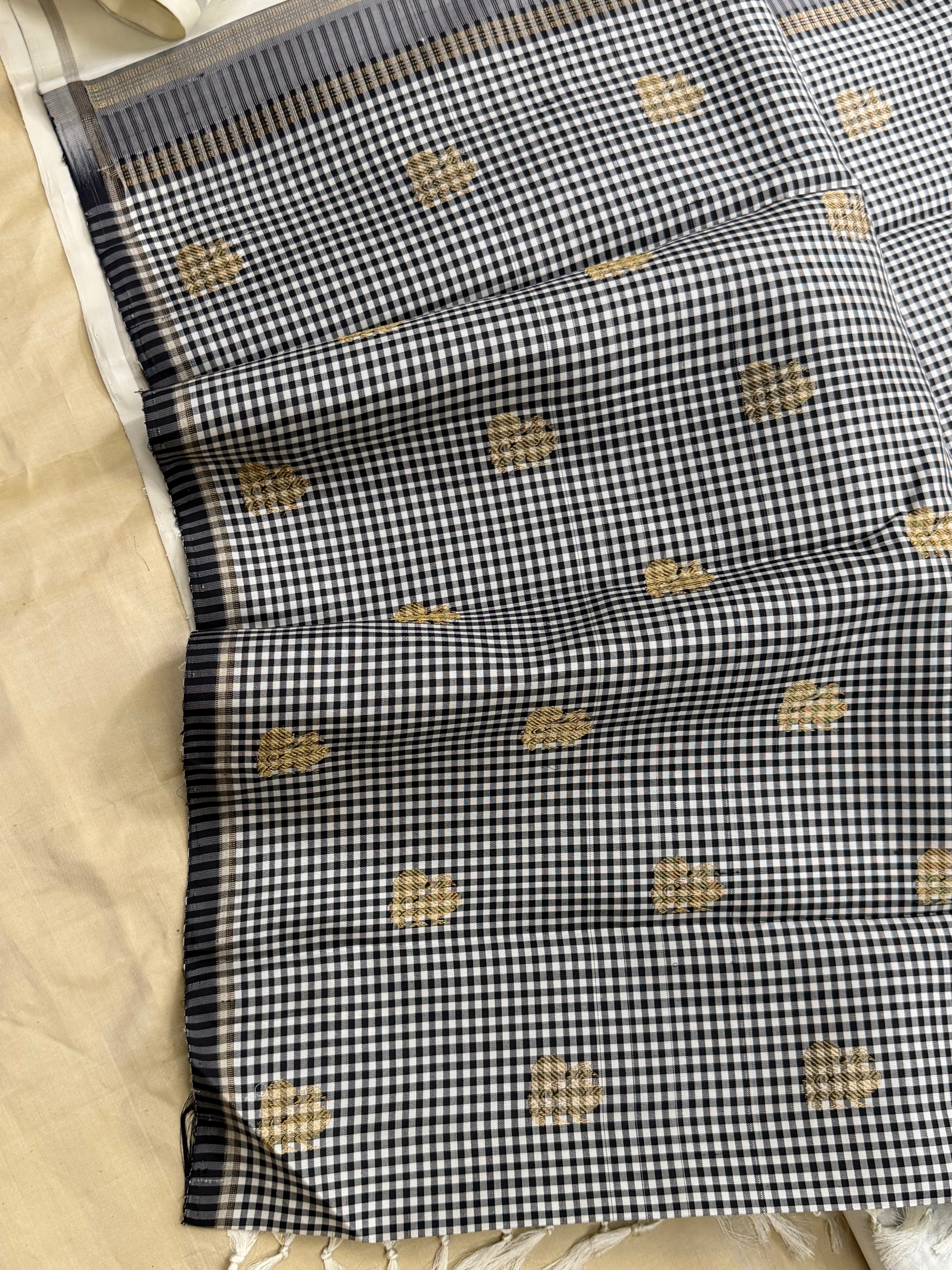 Off white Annam chakram Butta     / Budget friendly Kanjipuram silk sarees