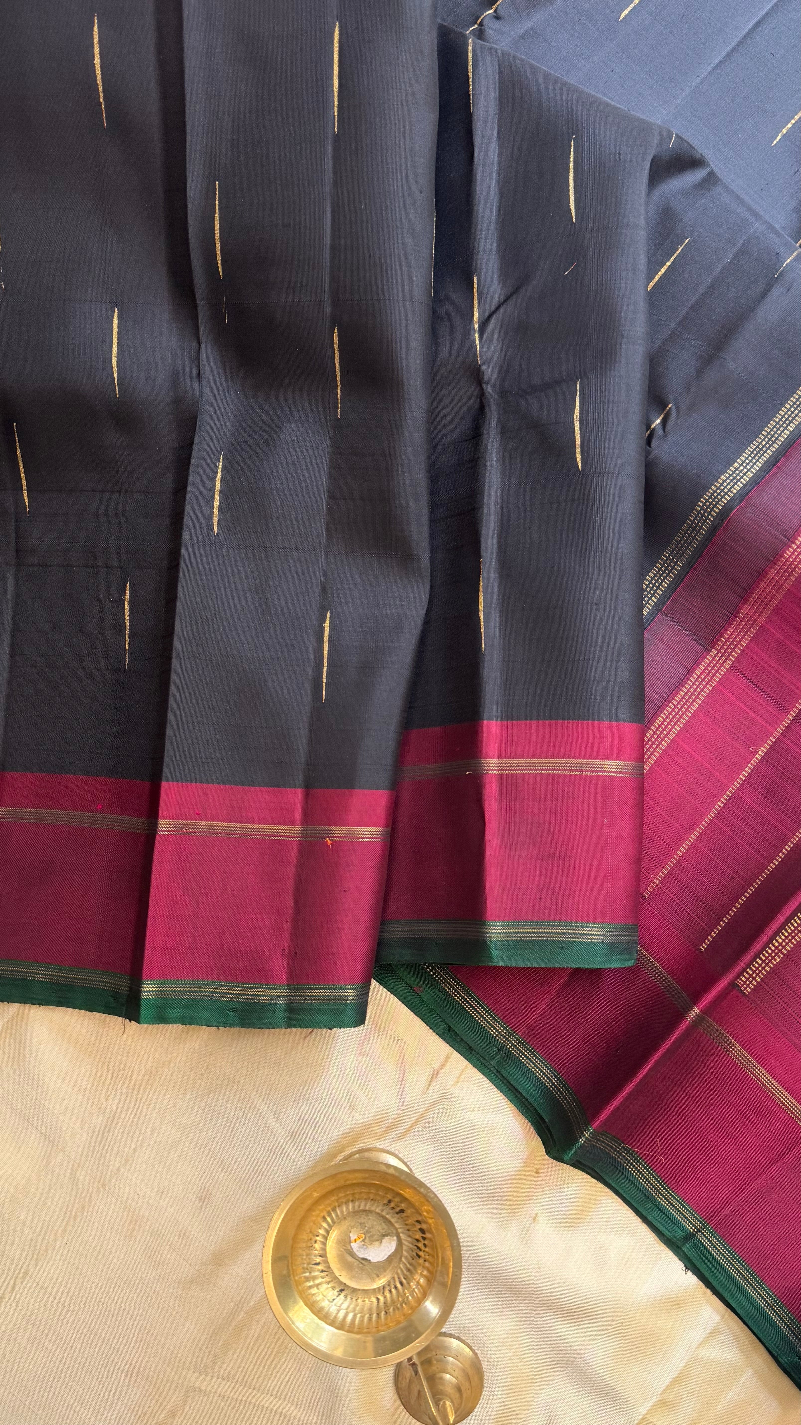 Vizhli: Black malli moggu     / Kanjipuram silk