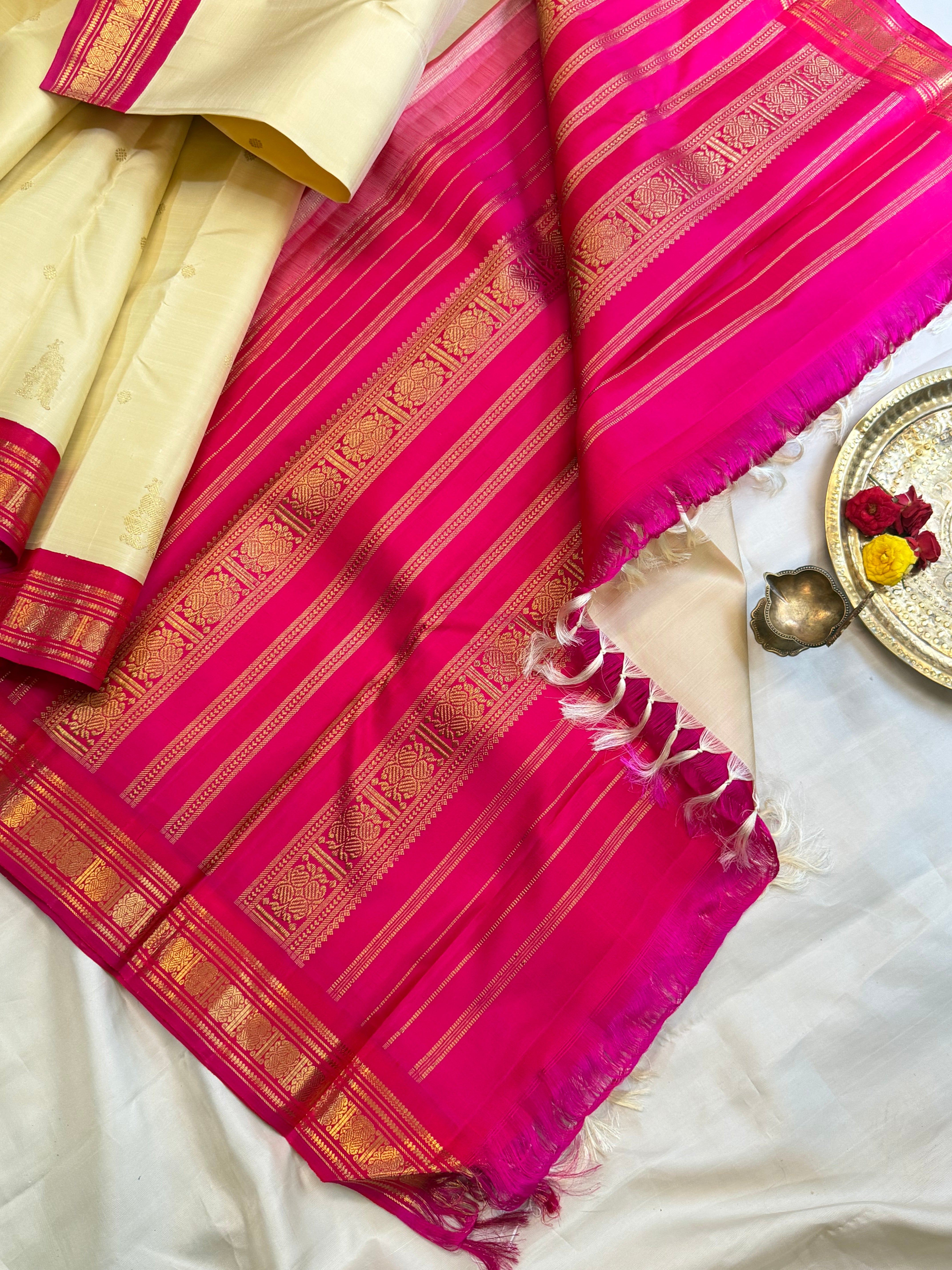 Malligai : off white Korvai beetu Butta pure Zari Kanjipuram silk