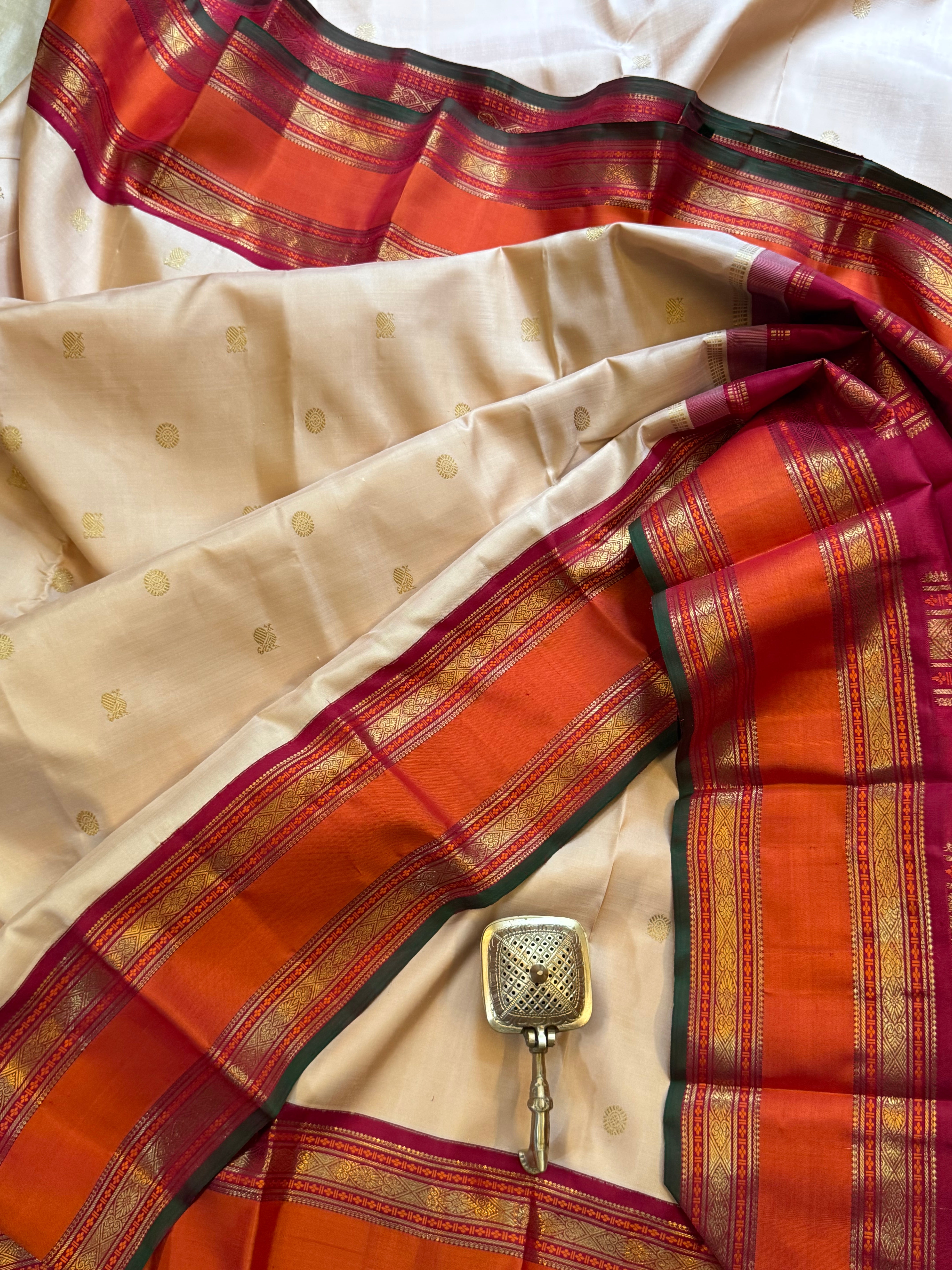 Off white retta pet Kai Korvai : Kanjipuram silk