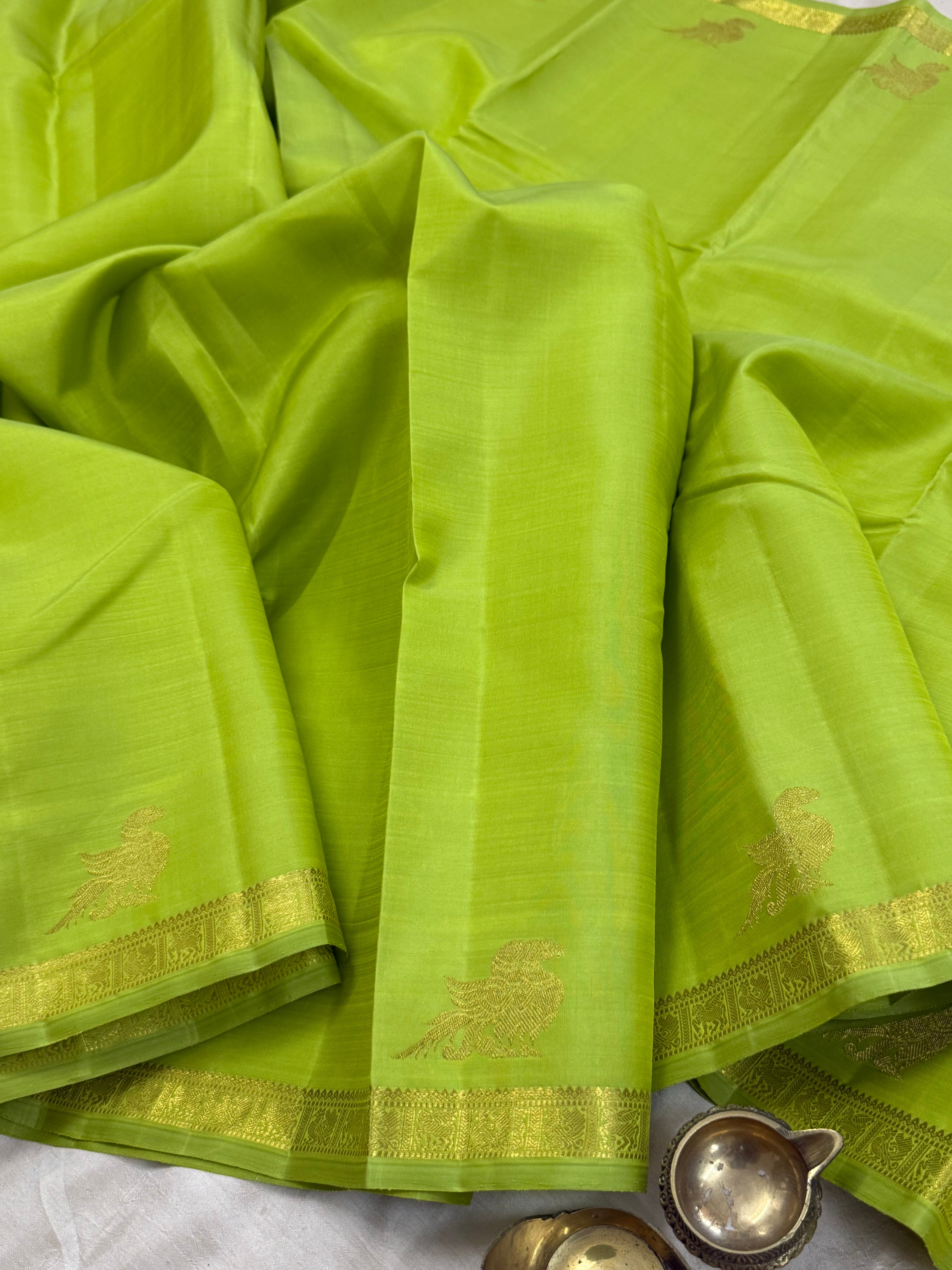 Parrot green kili border butta / Kanjipuram silk
