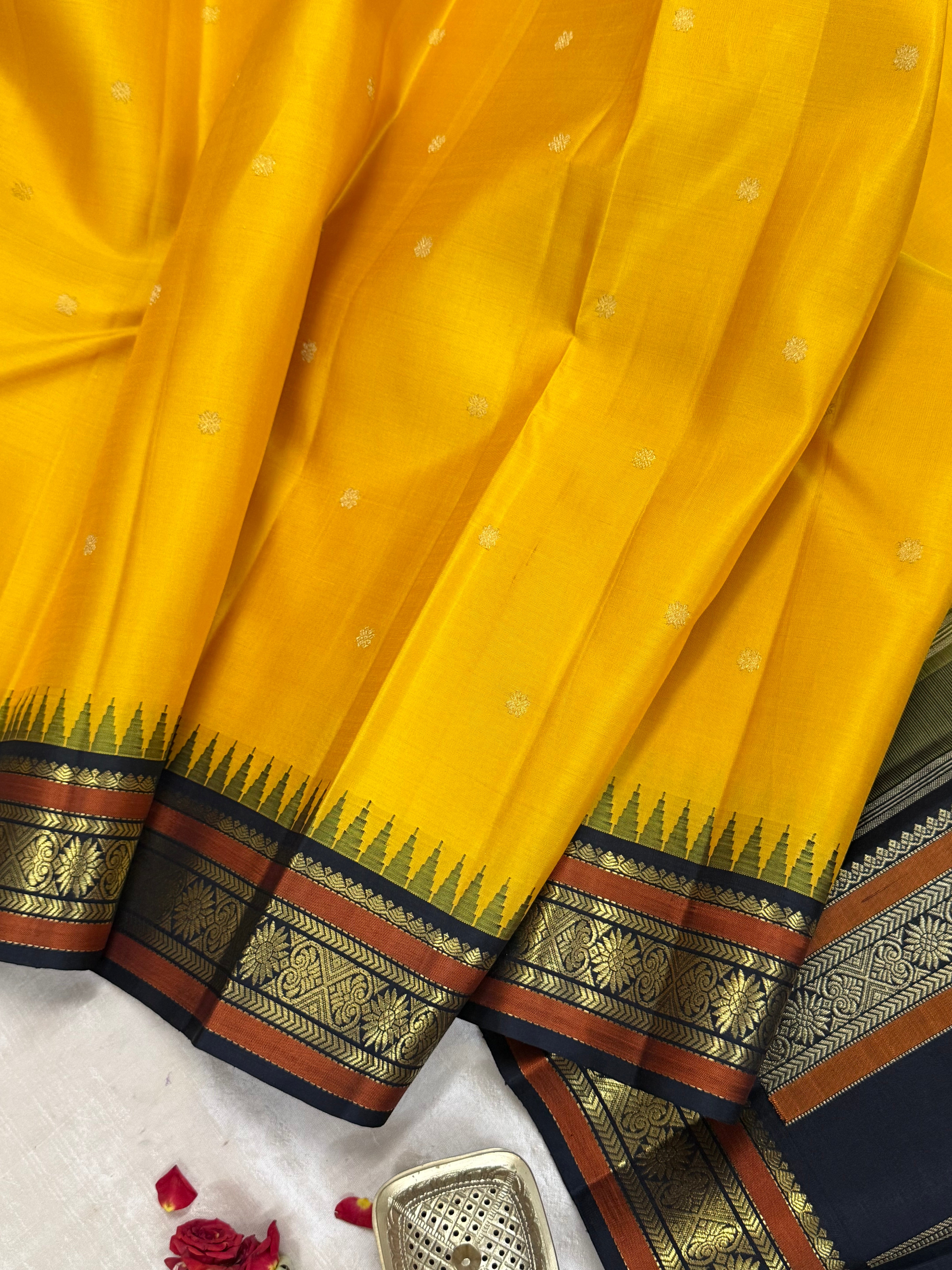 Mambalam manjal and black kai korvai / Kanjipuram silk