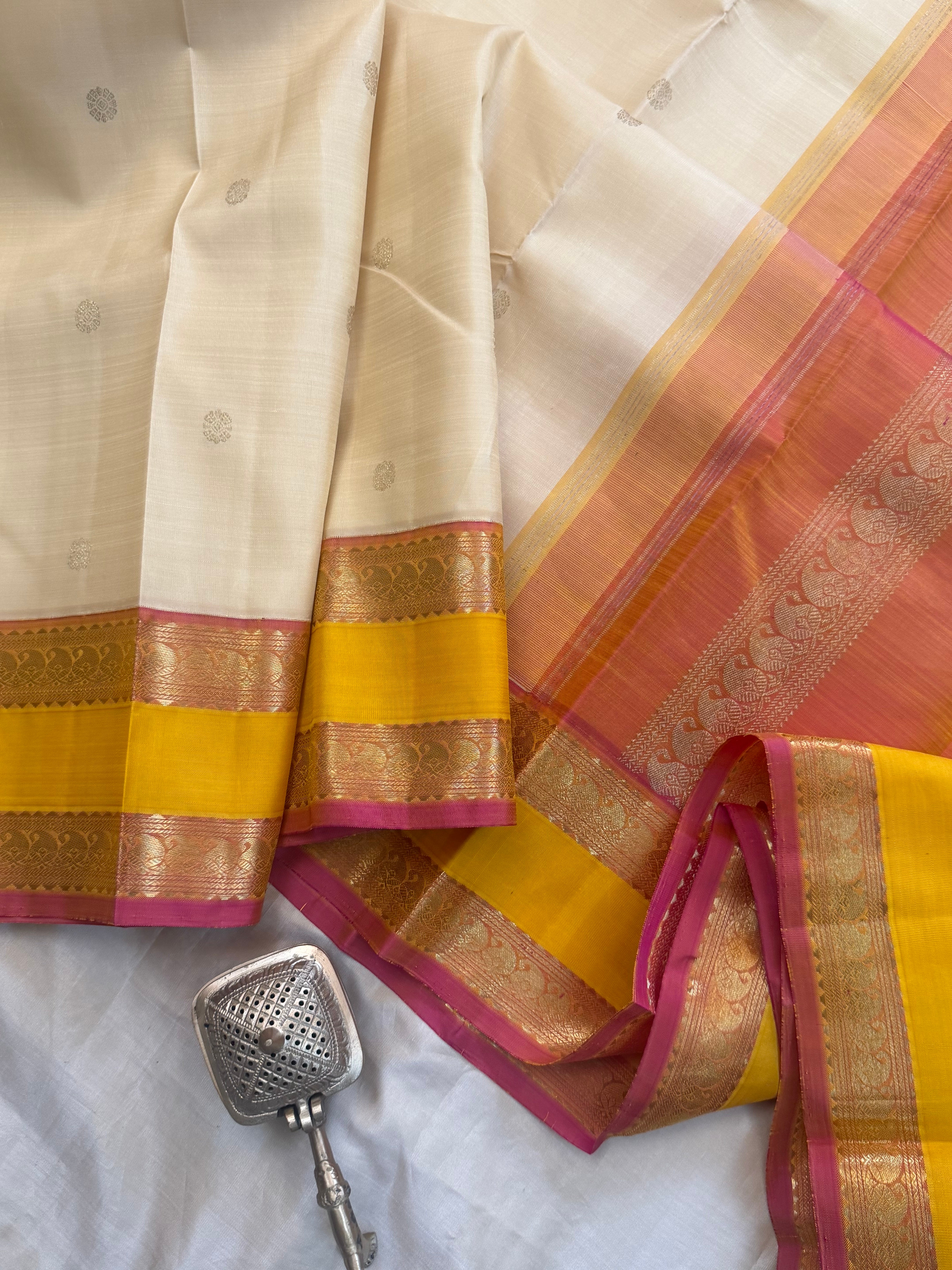 Onam collection:  cream retta pet Korvai / pure zari Kanjipuram silk
