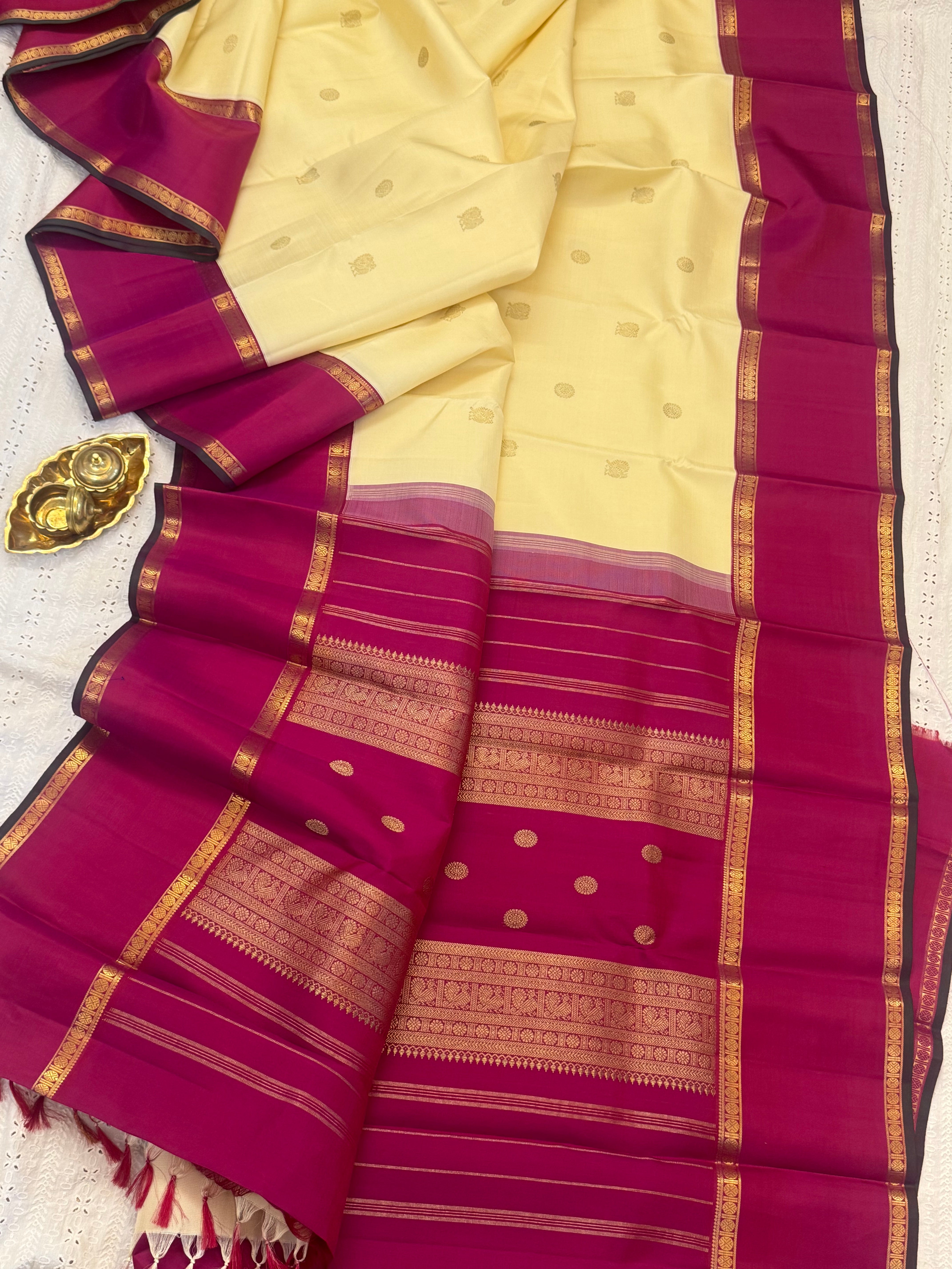 Cream body chakram Butta with retta pet Korvai / kanjipuram silk saree