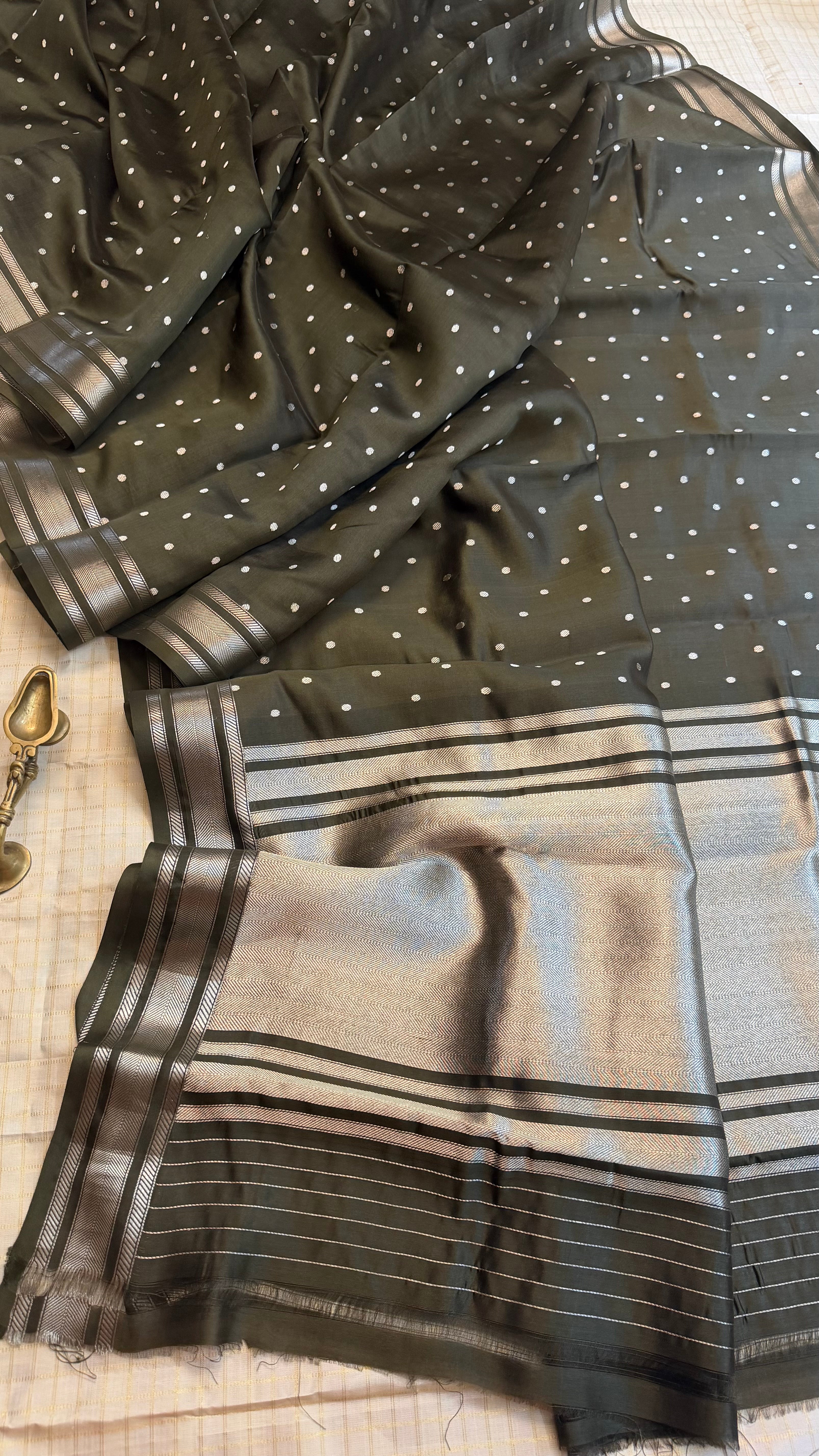 Jugnu hazari buti Nakkasi border Chanderi silk