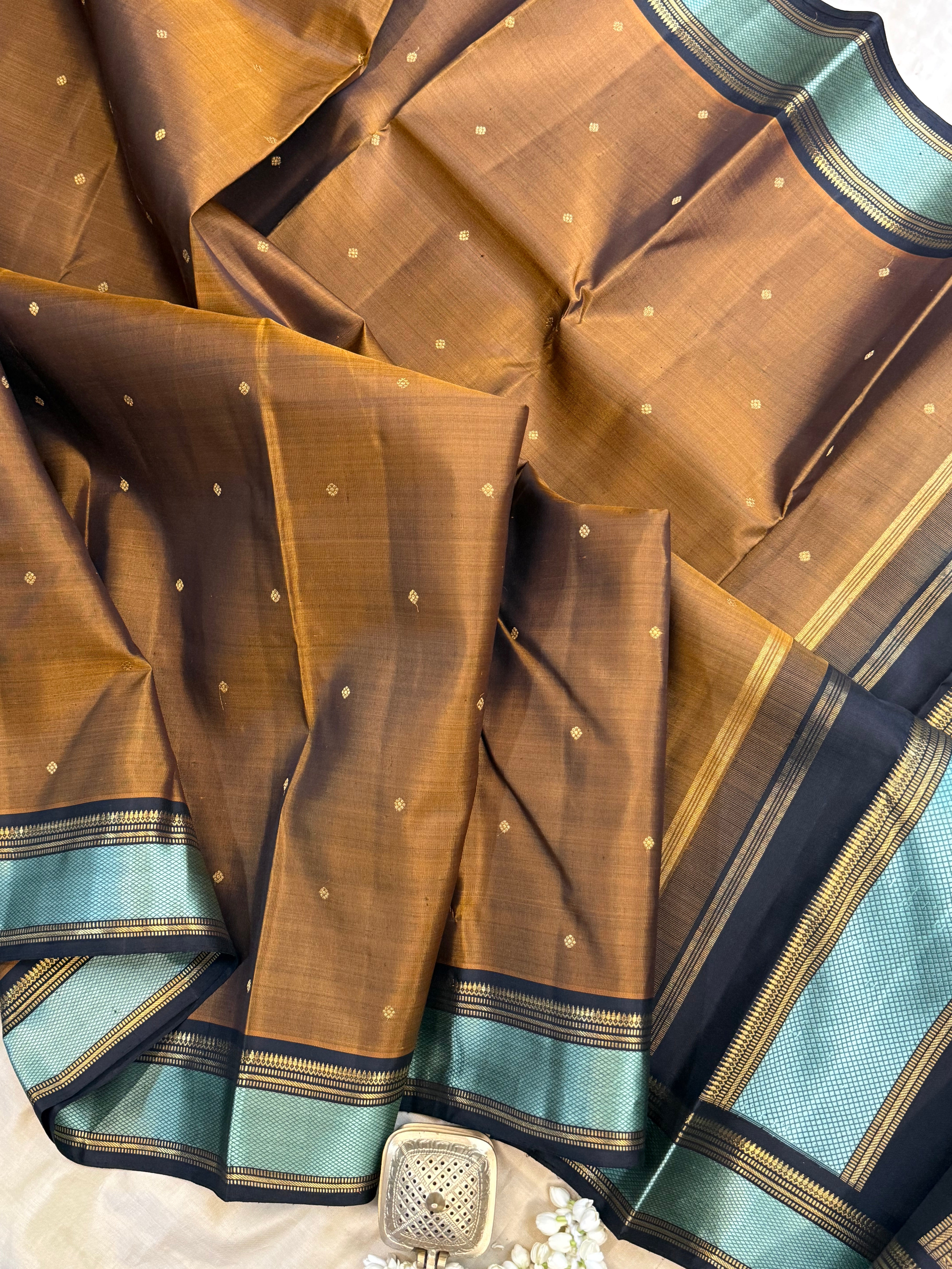 Brown unique thread and zari pallu / Kanjipuram silk CL8202