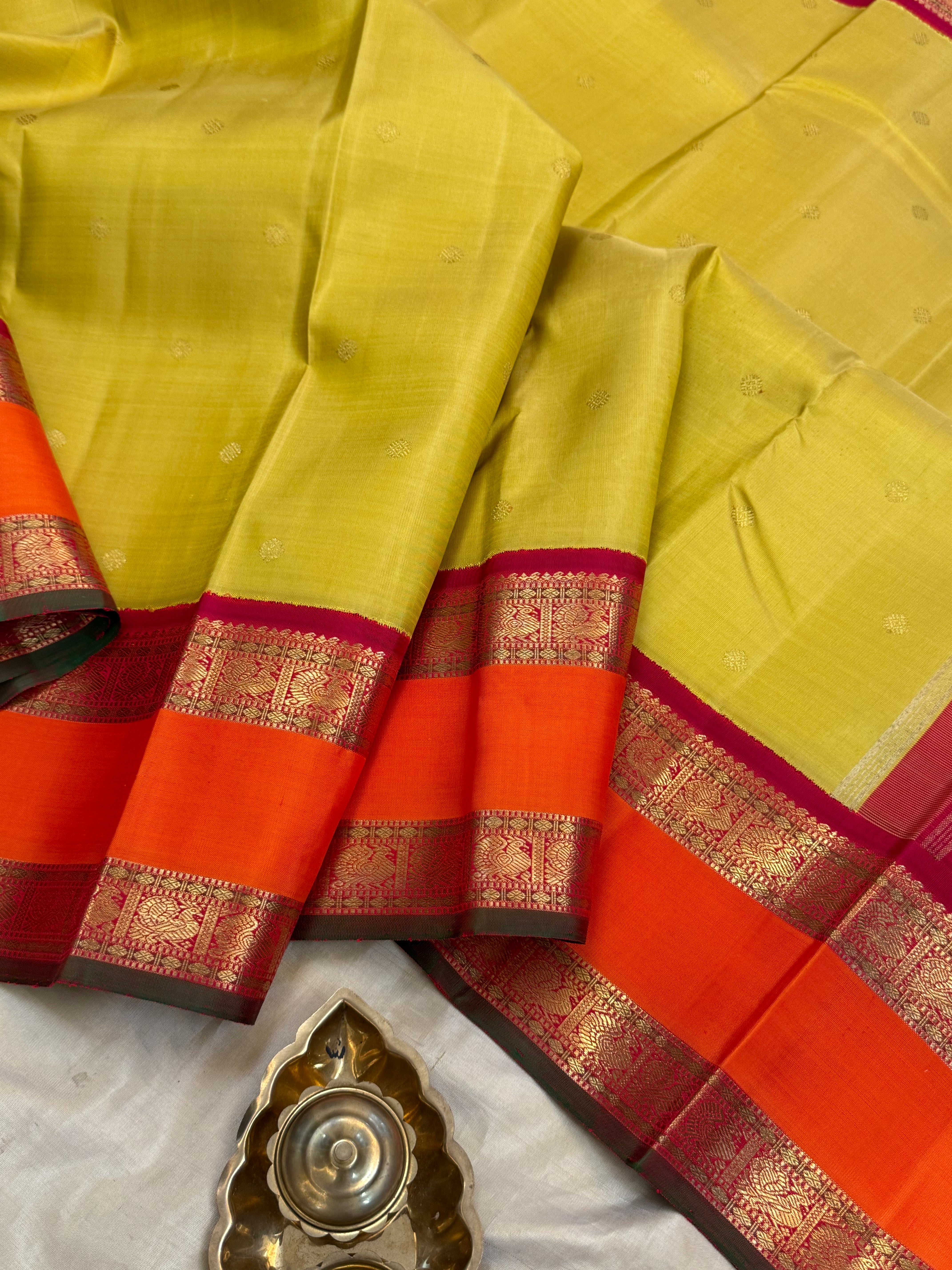 Light pastel yellow retta pet Korvai  Kanjipuram silk
