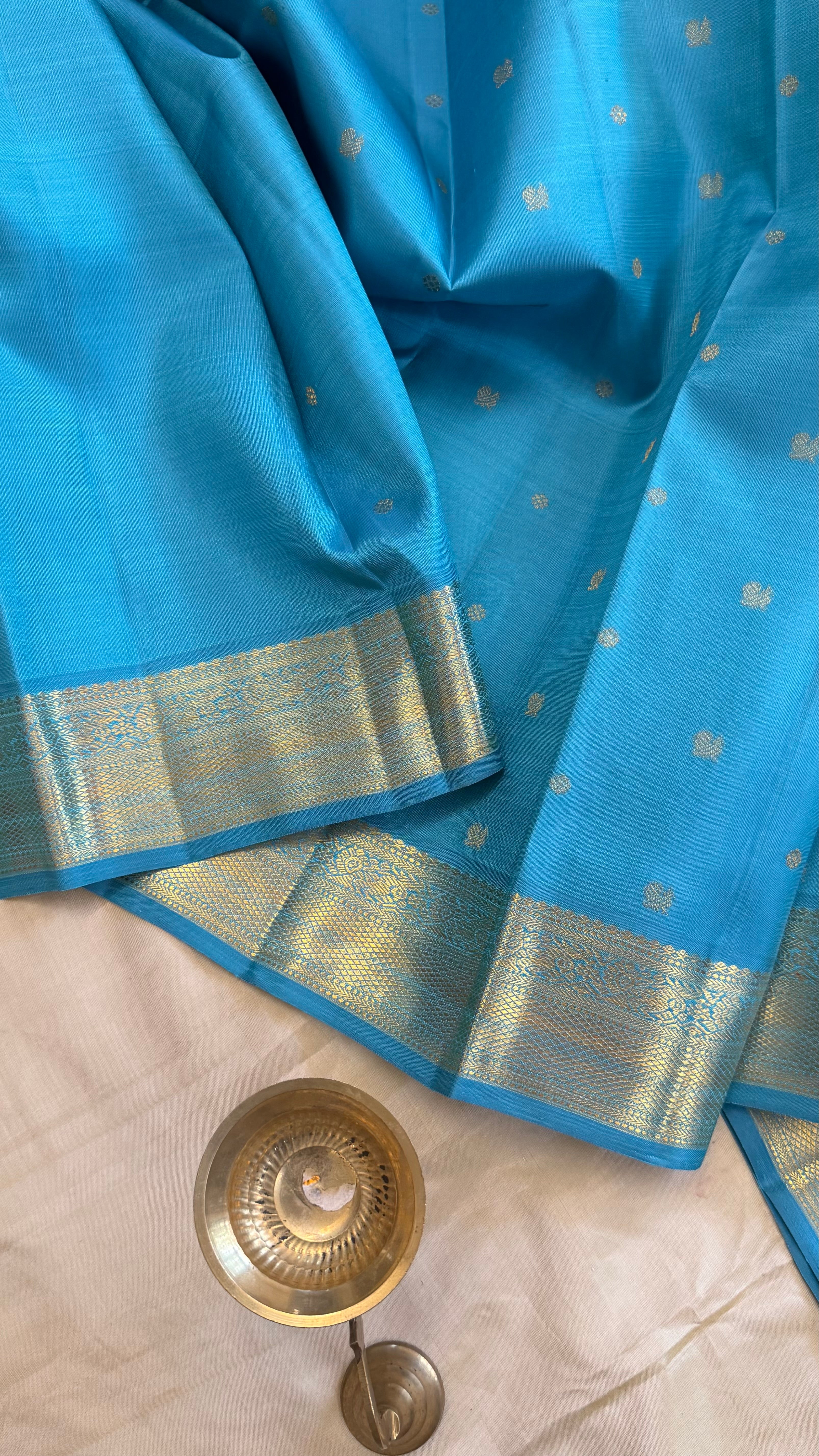 Sky blue annam and chakram butta/ Kanjipuram Silk