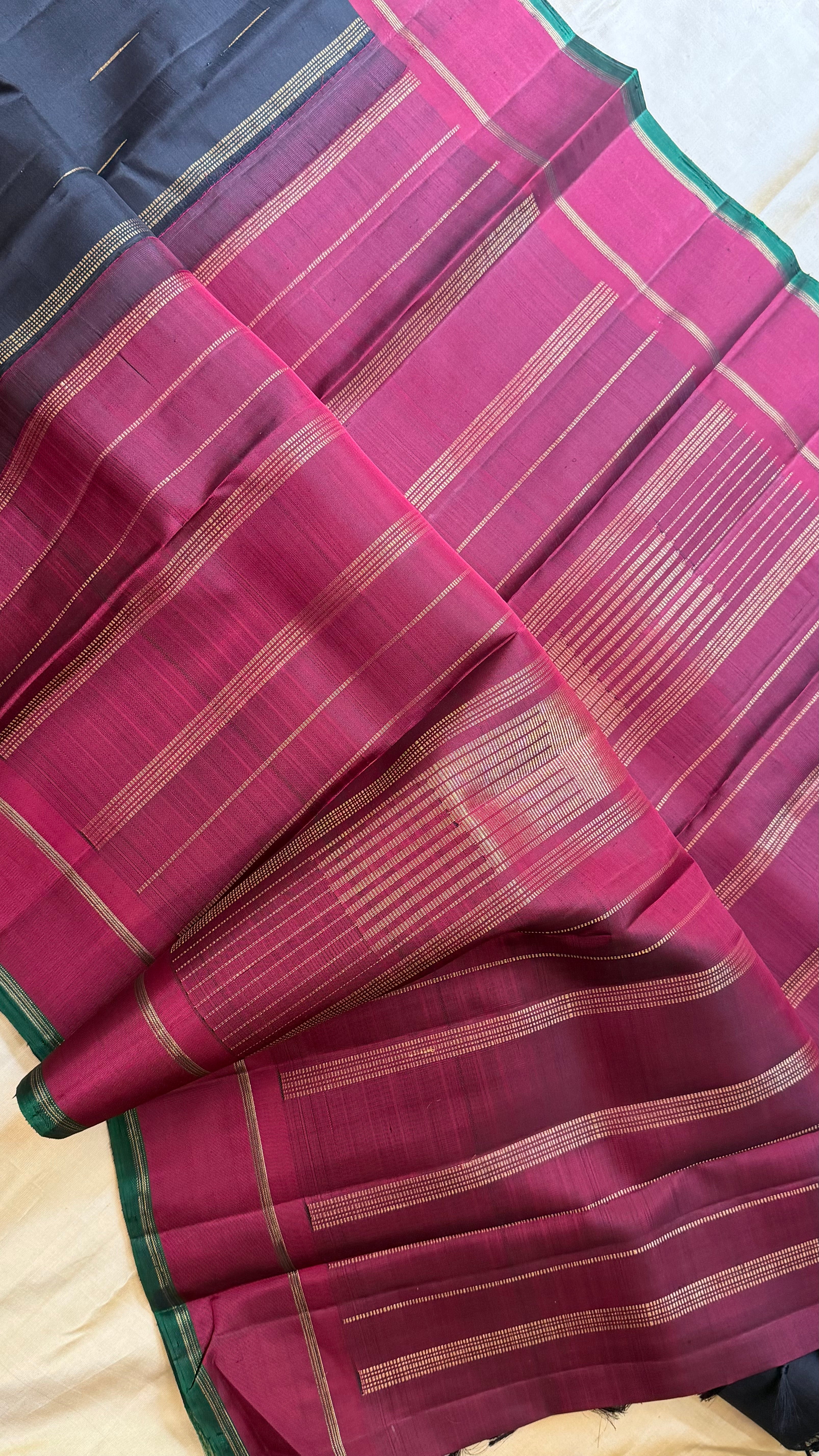 Vizhli: Black malli moggu     / Kanjipuram silk