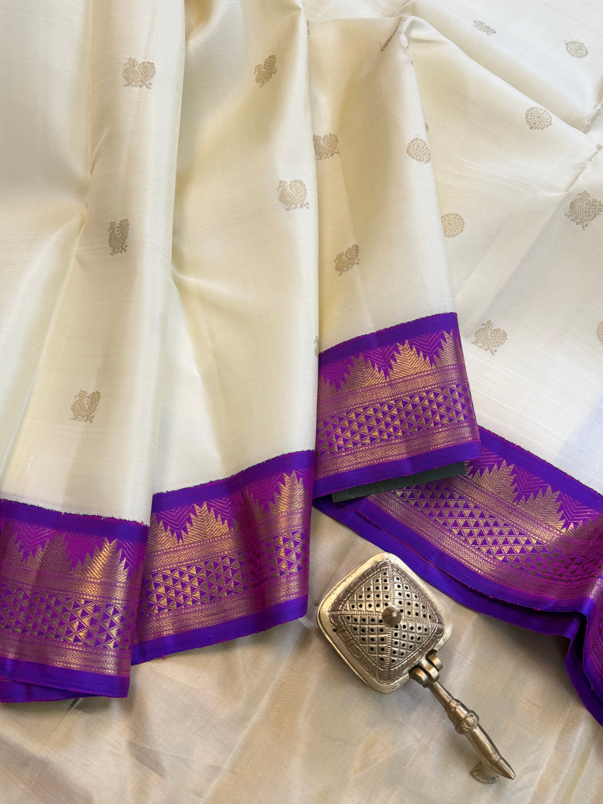 Off white Kai Korvai / pure Kanjipuram silk