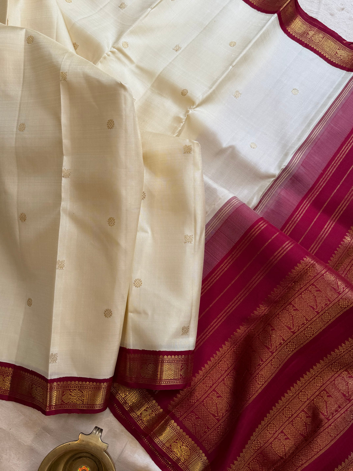 Off white Kai Korvai small pet  Kanjipuram silk