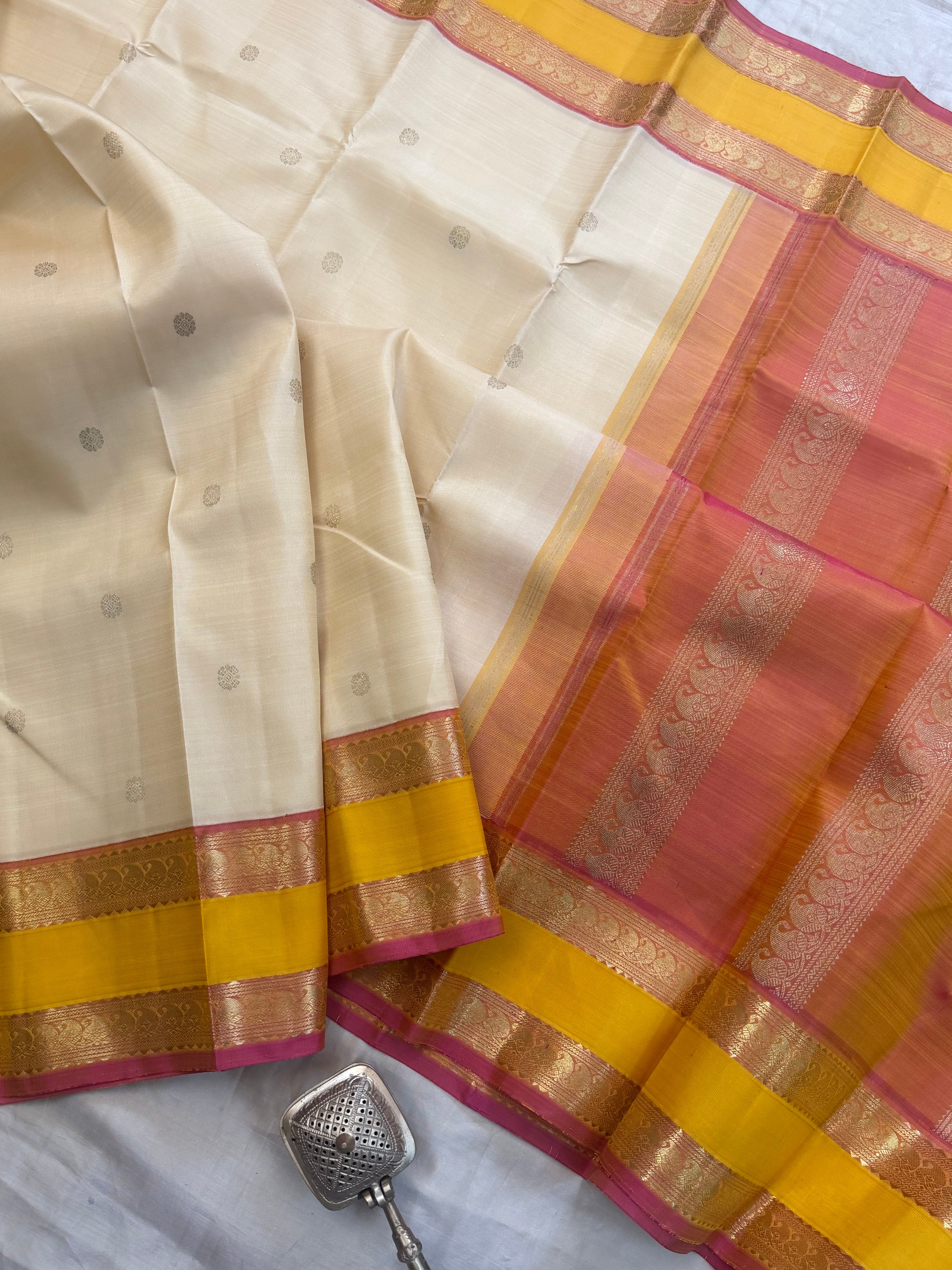 Onam collection:  cream retta pet Korvai / pure zari Kanjipuram silk