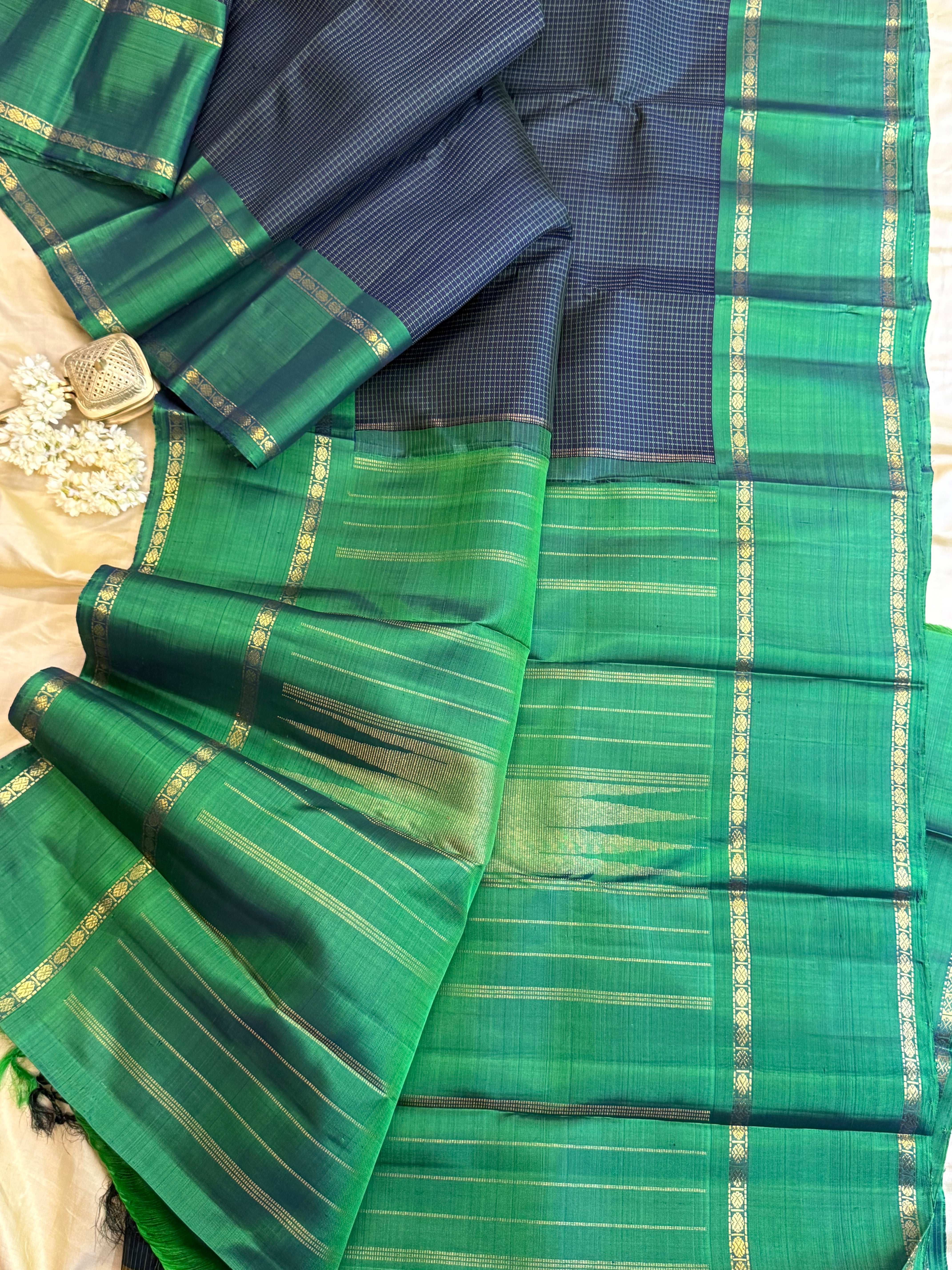 Deep blue kattam and green rettapet border / Kanjipuram silk