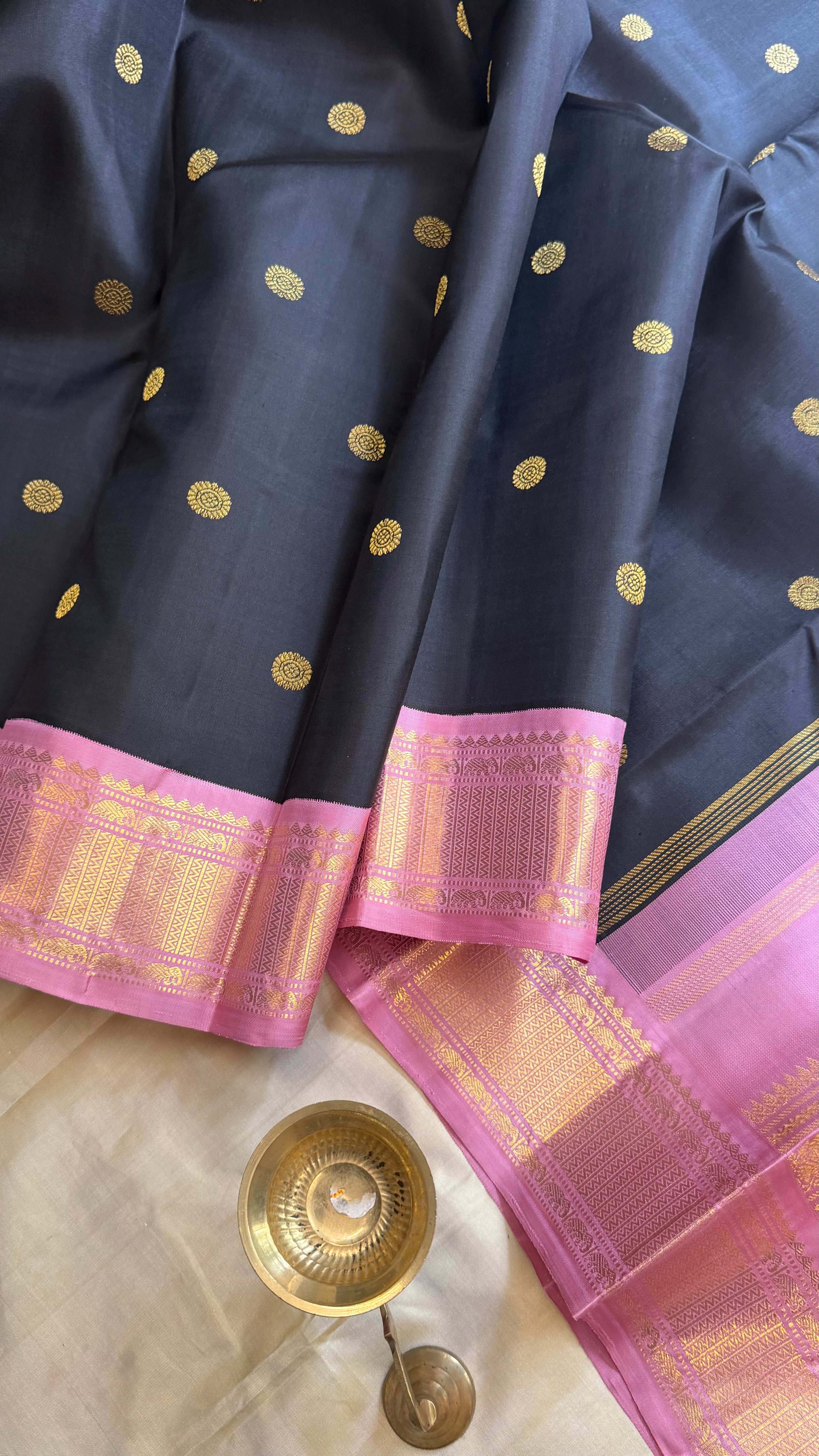 Vizhli: Black baby pink Korvai / Kanjipuram silk