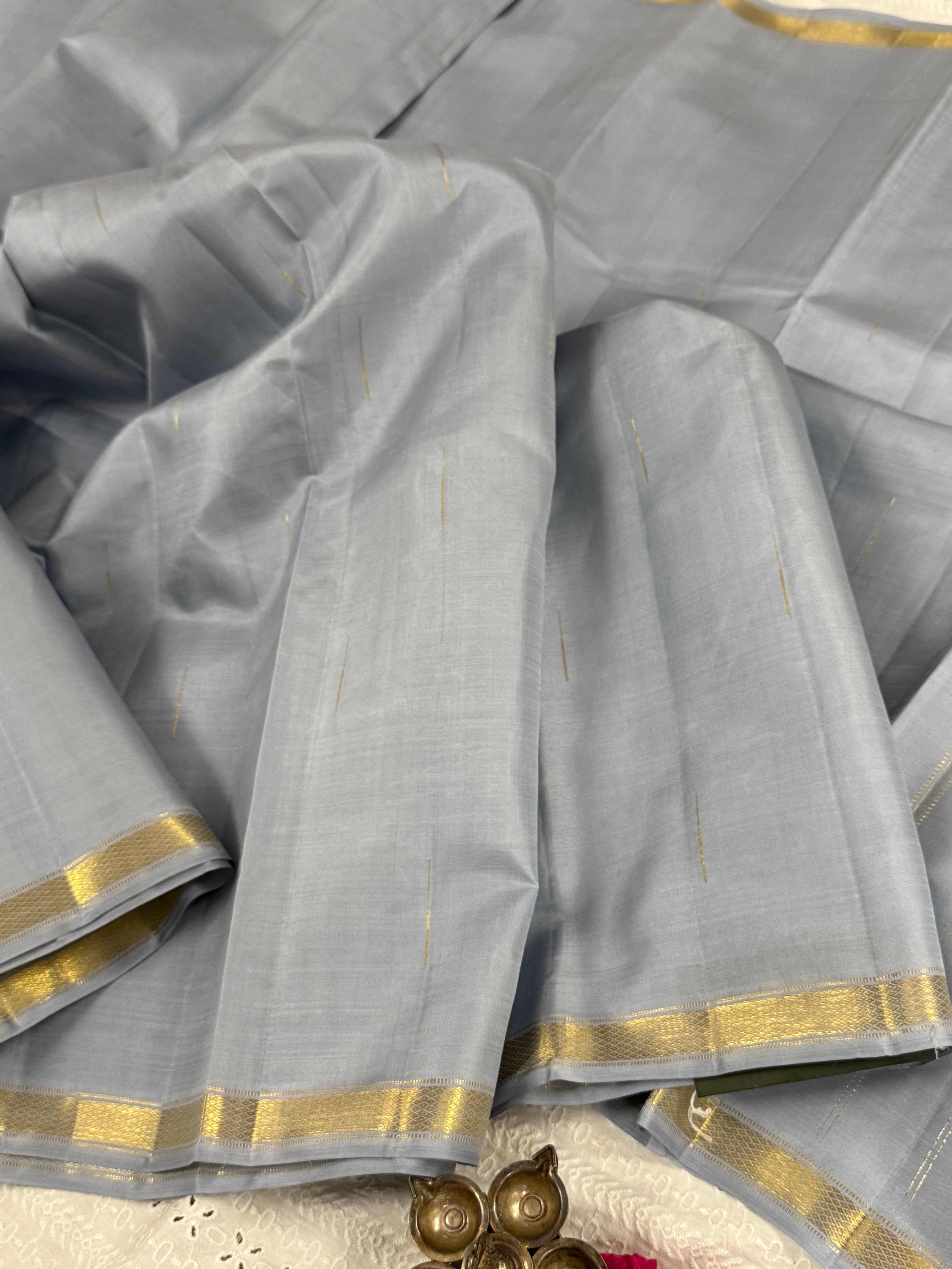 Silvery grey malli moggu small border/ Arani silk