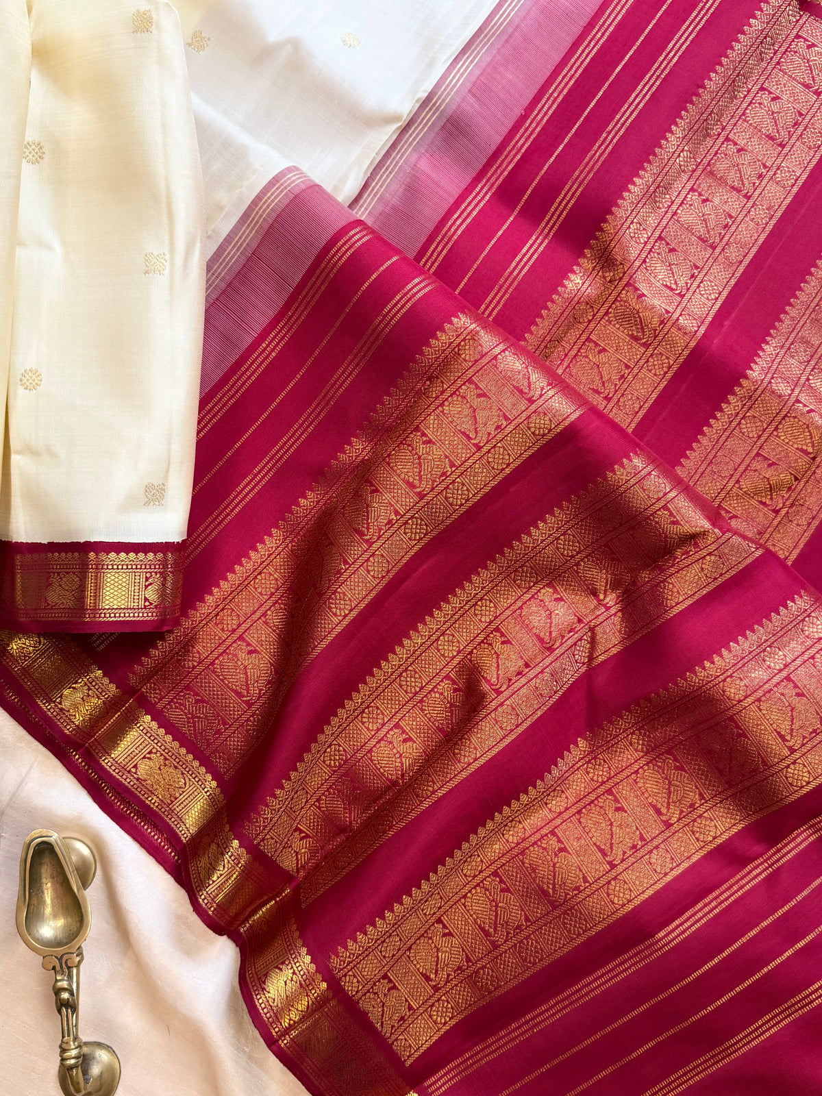 Off white Kai Korvai small pet  Kanjipuram silk