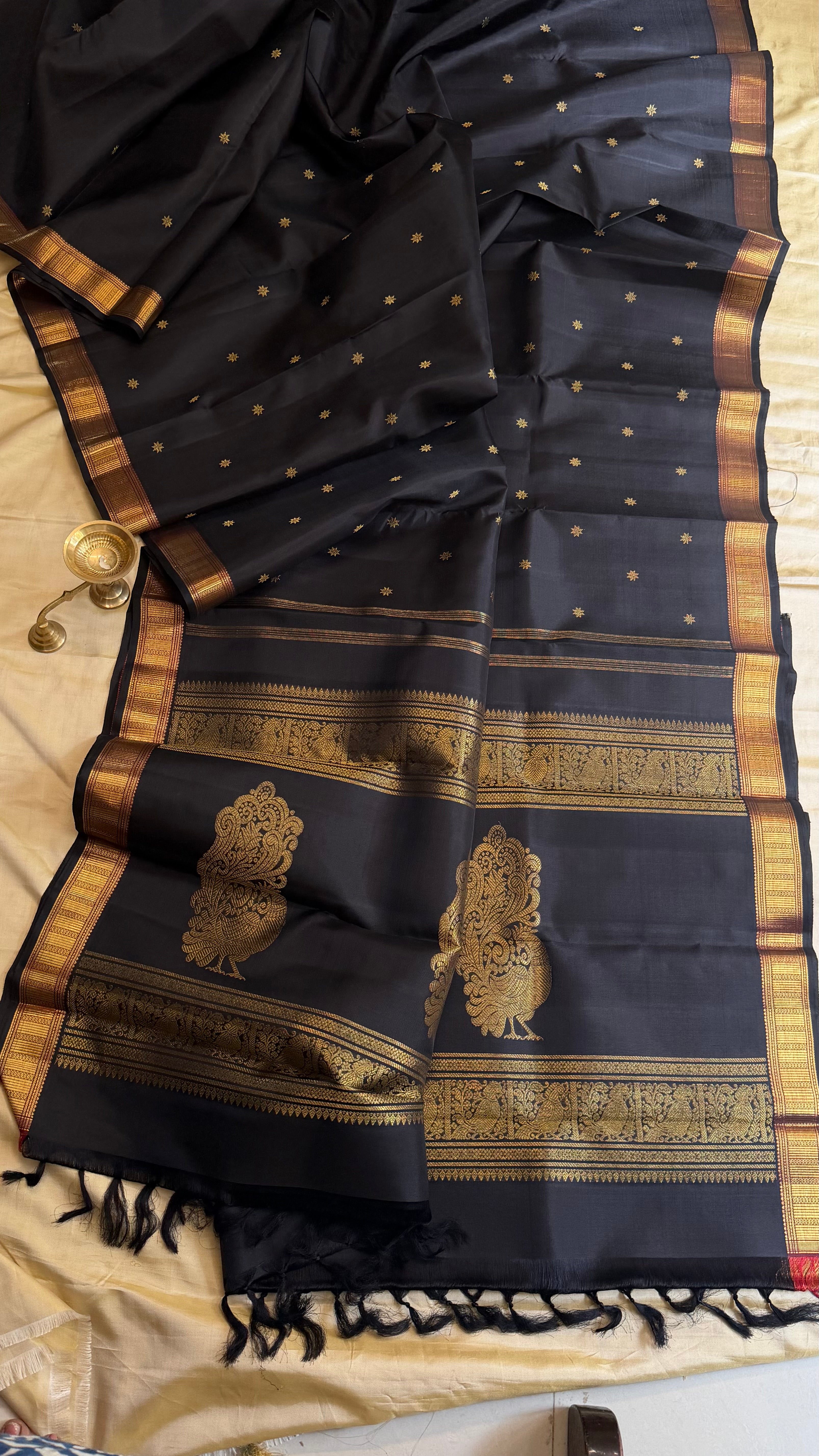 Vizhli: Black small border unique palla.  / Kanjipuram silk