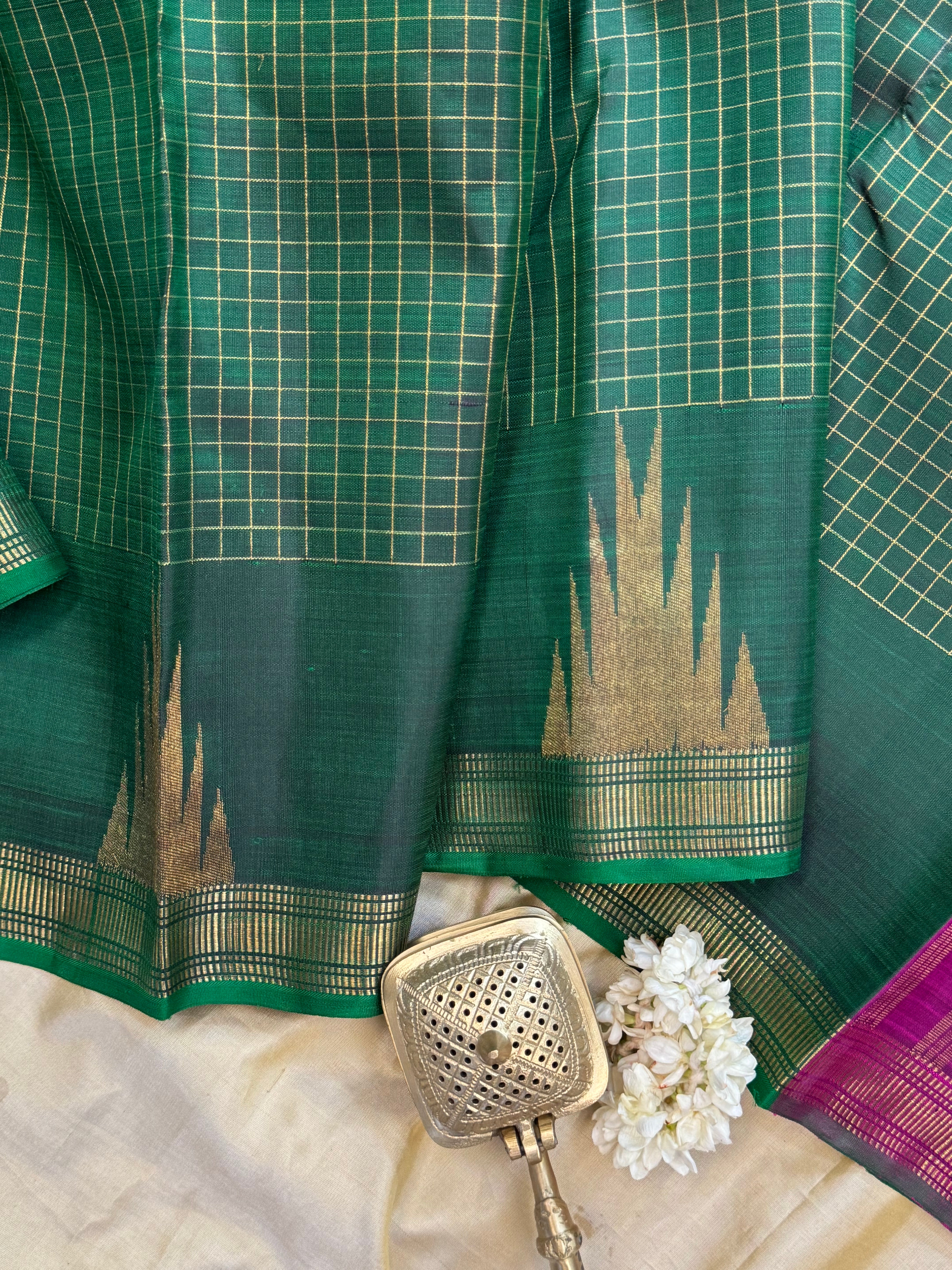 Green zari kattam temple border - contrast pallu / Kanjipuram silk CLSA528