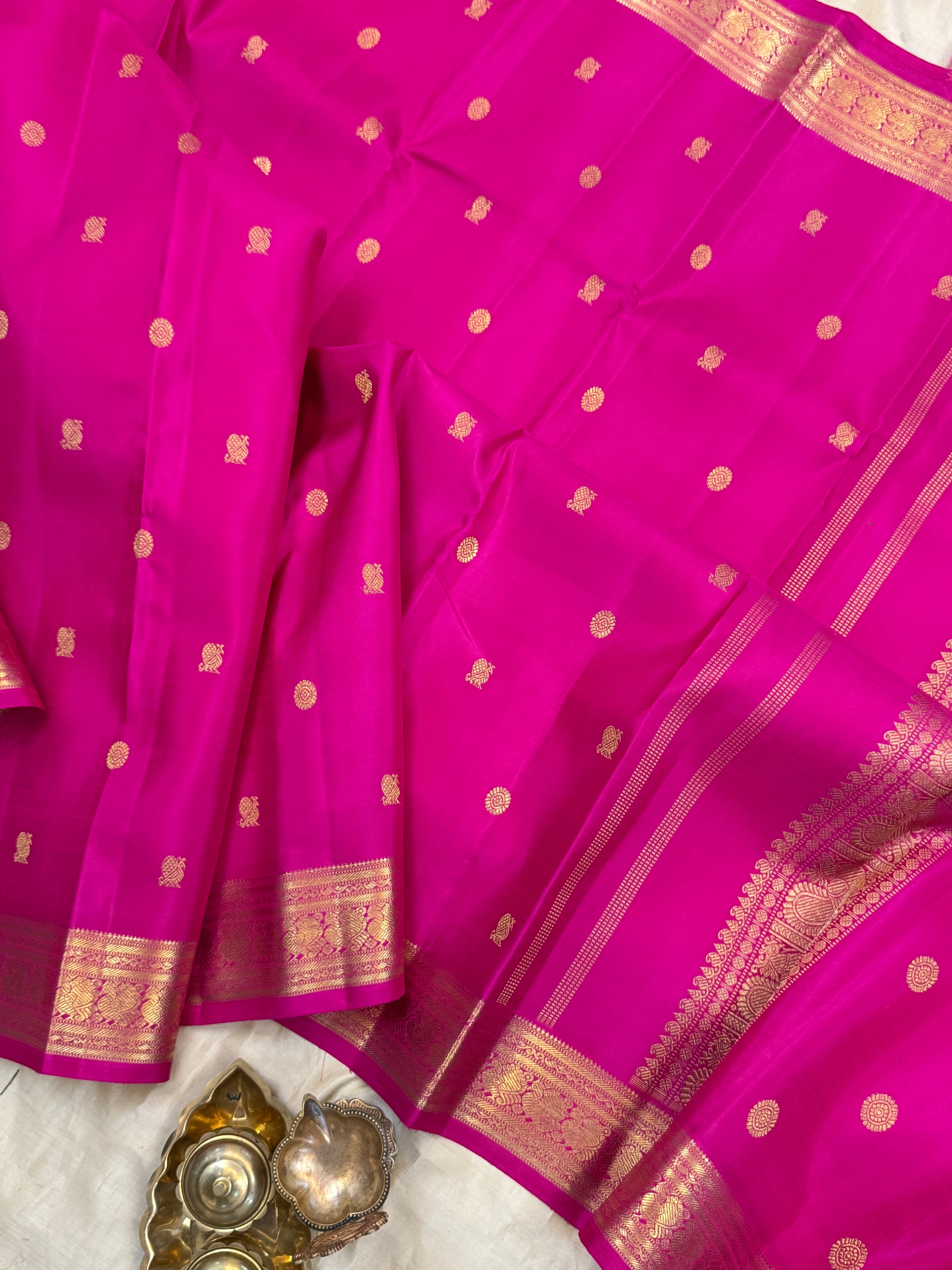 Fuchsia pink annam chakram Butta / Kanjipuram silk CLSA10586