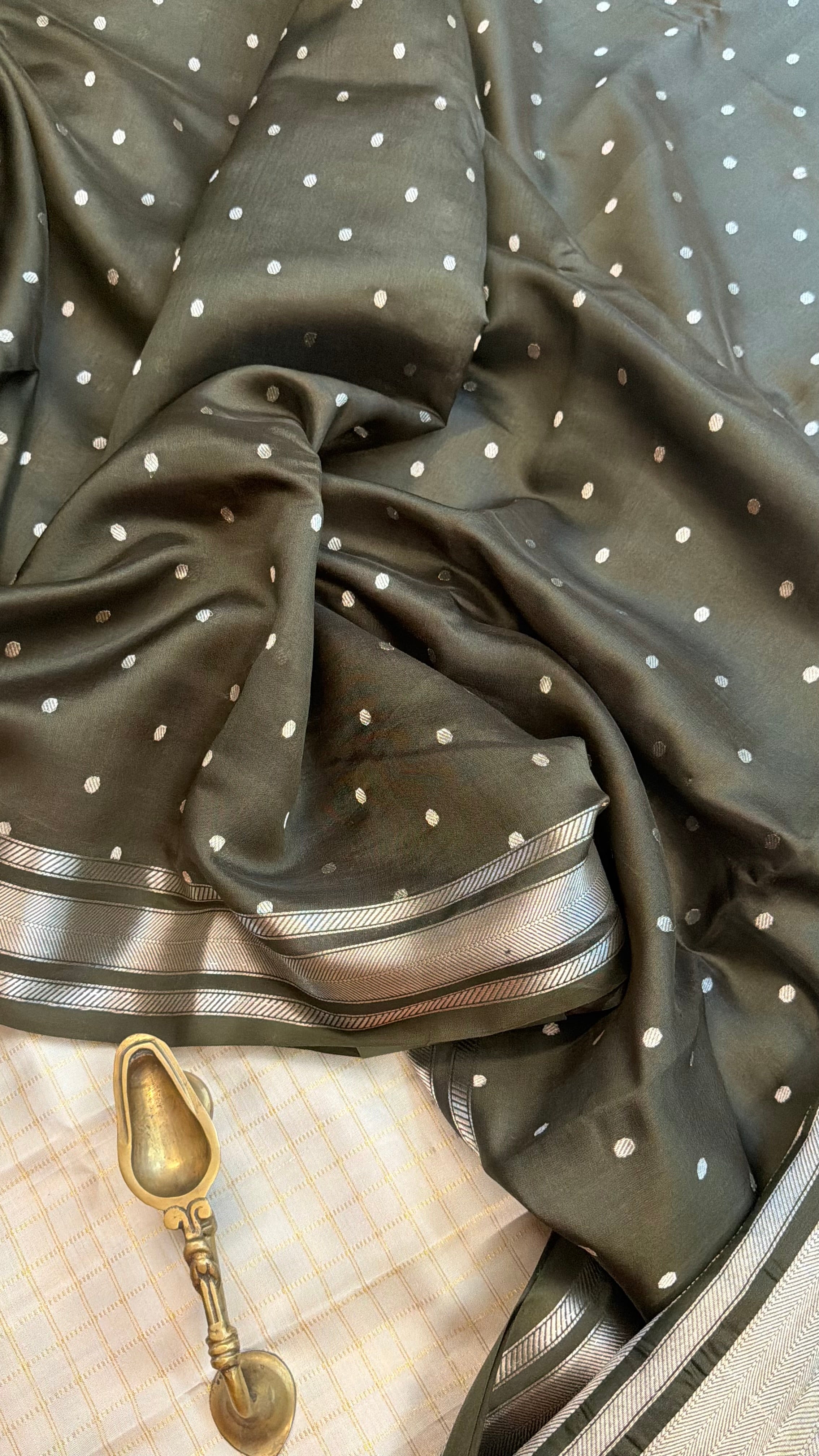 Jugnu hazari buti Nakkasi border Chanderi silk