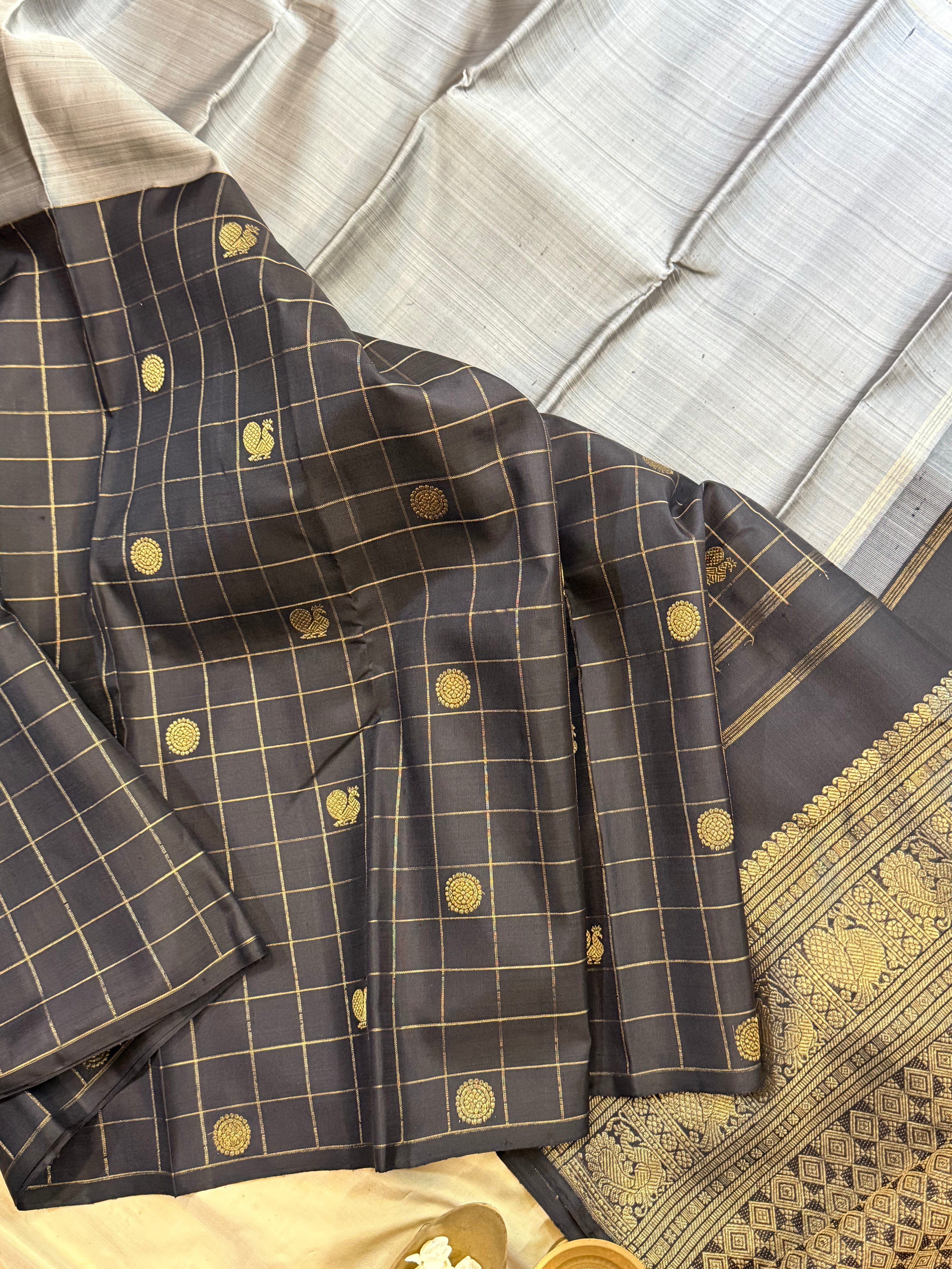 Grey and black kattam butta half an half/ Kanjipuram silk