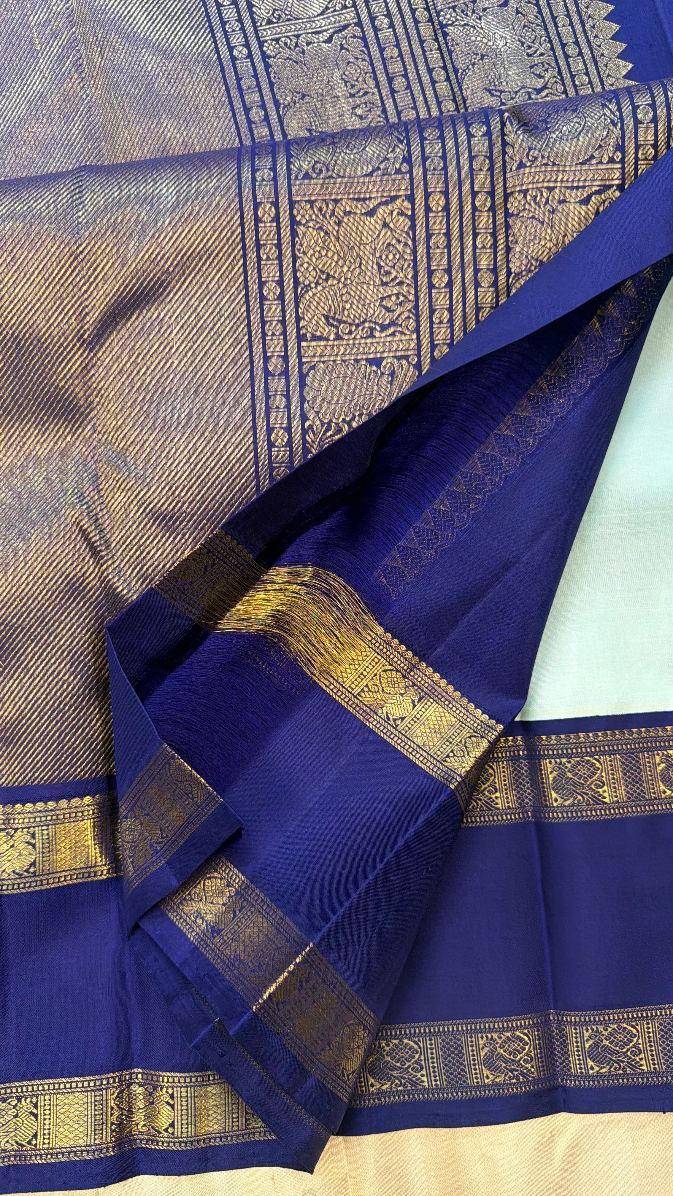 Light blue retta pet Korvai. / Kanjipuram silk