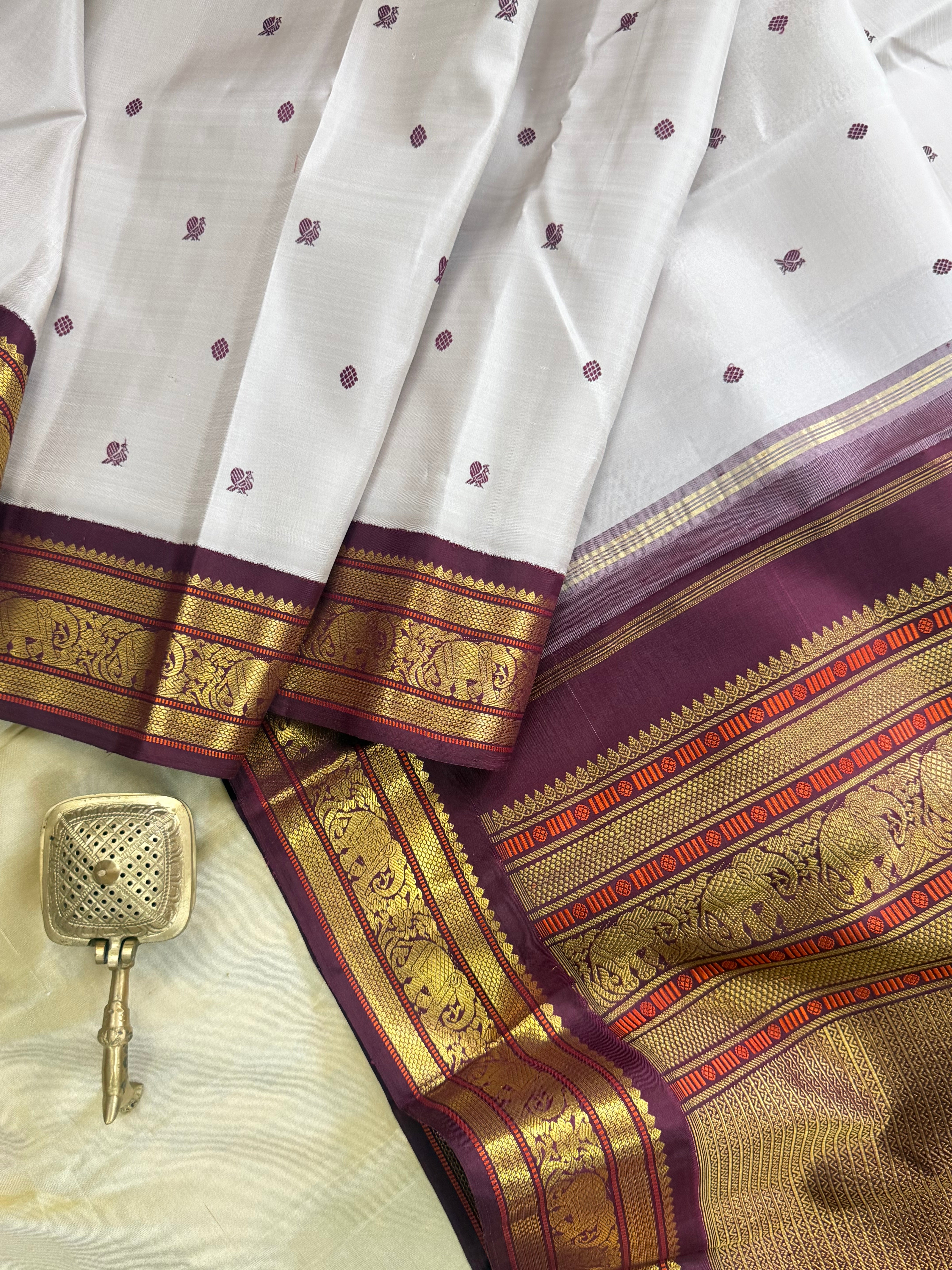 Eeyam shade Kai Korvai / pure Kanjipuram silk