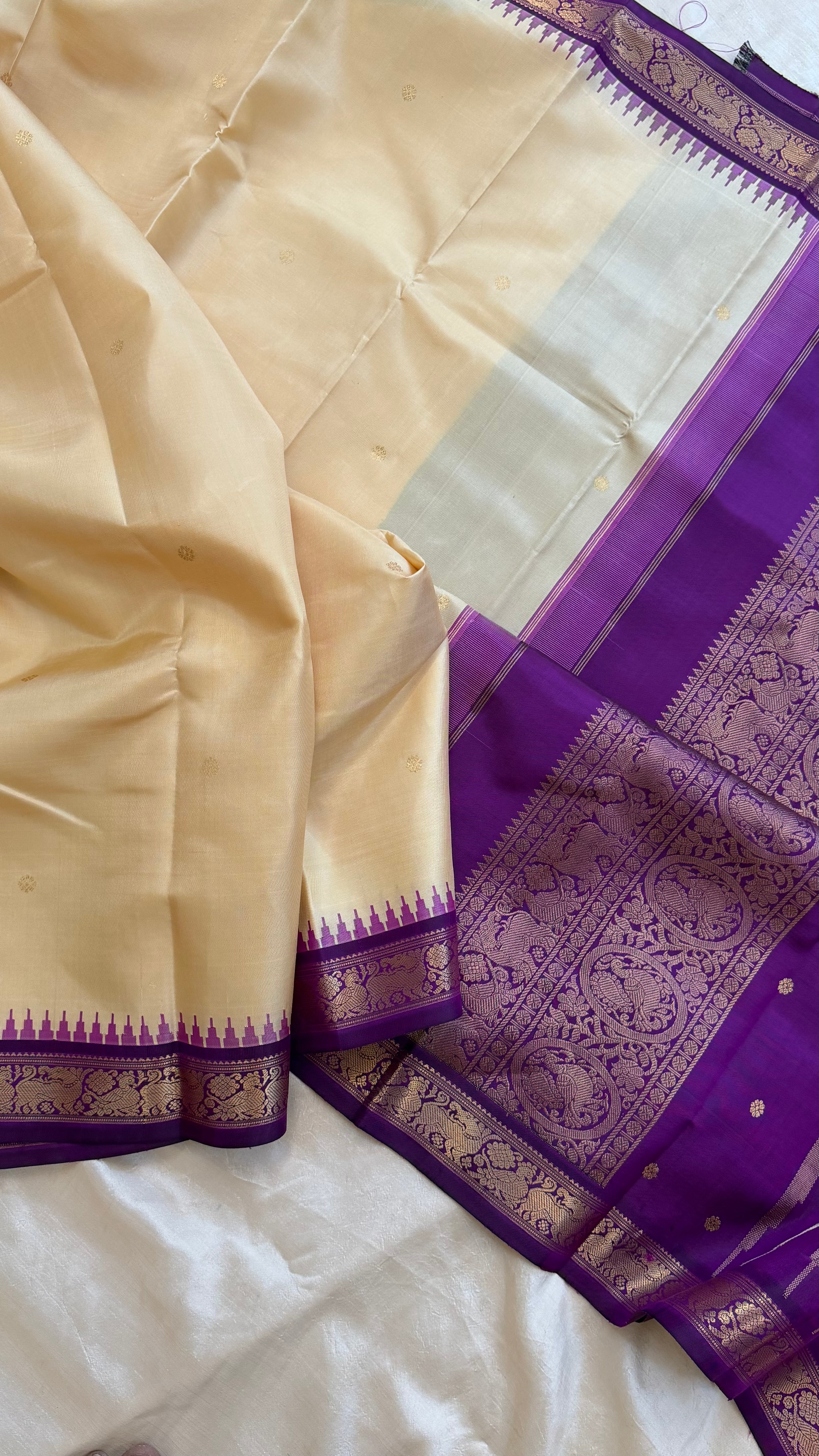 Small weaving defect off white Korvai / special edition