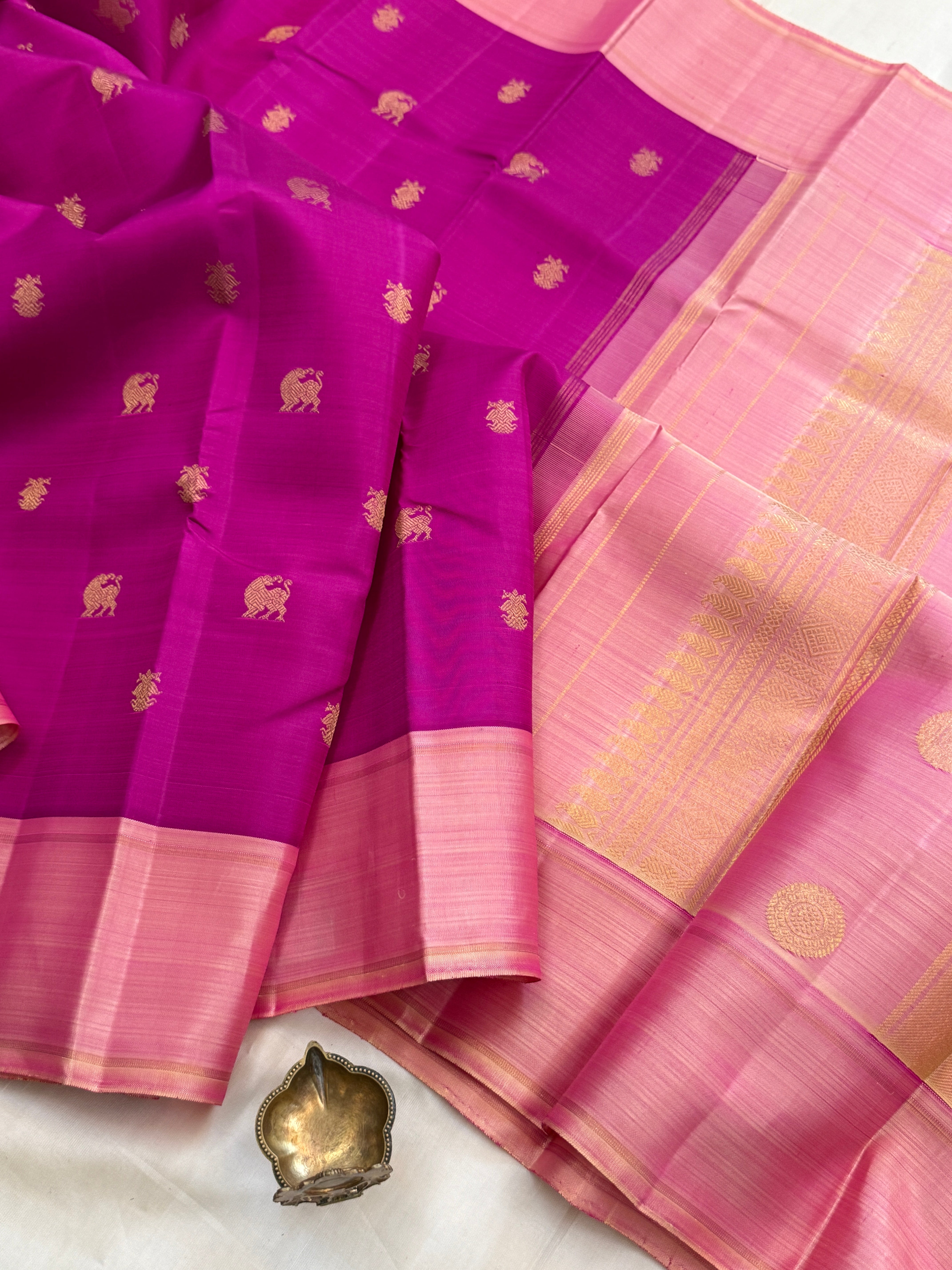 Magenta pink yazhli Butta body with Retta pay border/ Kanjipuram silk CLSA11224