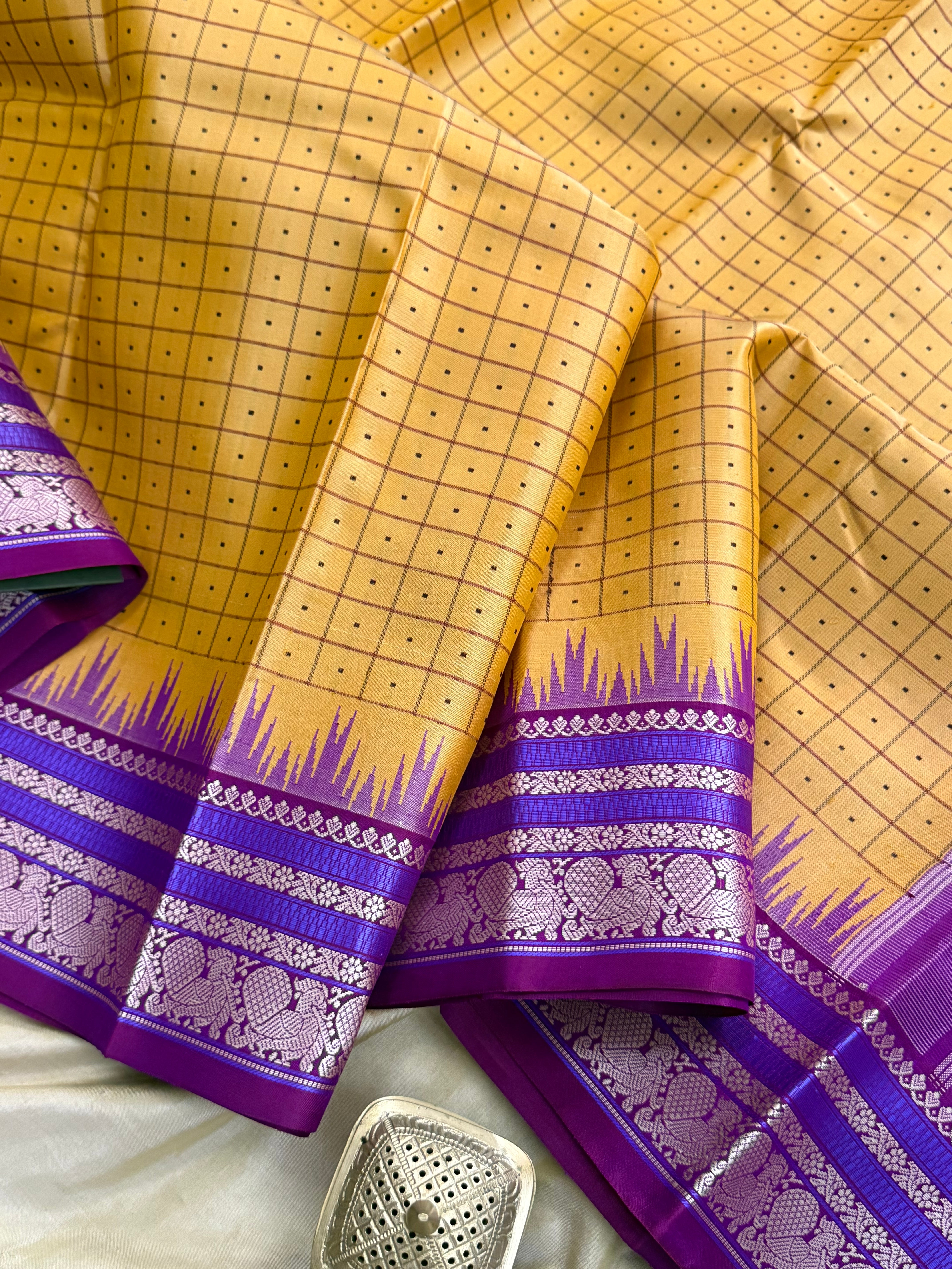 Sandhana manjal laksham Butta with temple border/ special edition CLSA10480