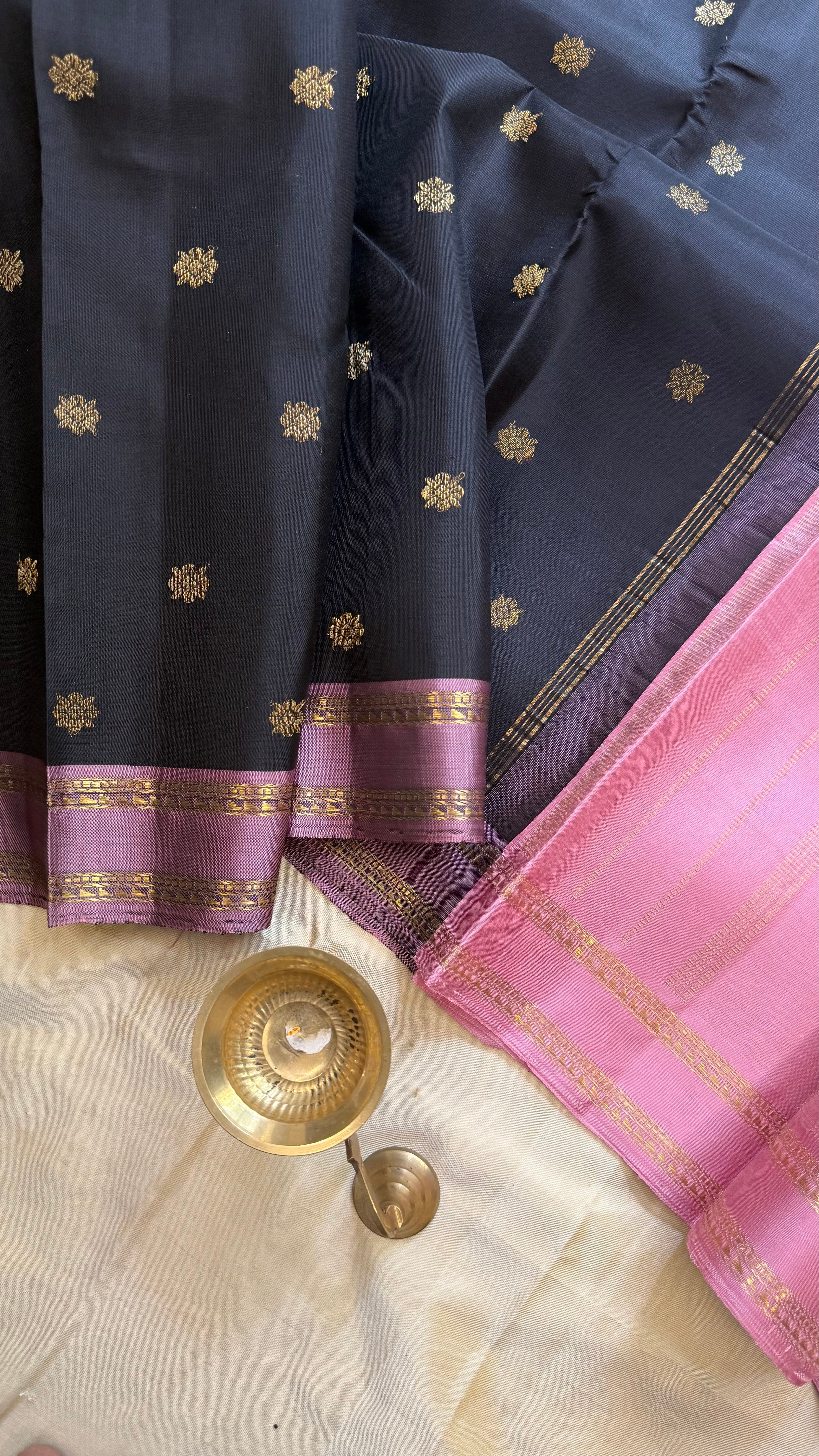 Vizhli: Black dusky pink retta pet border      / Kanjipuram silk