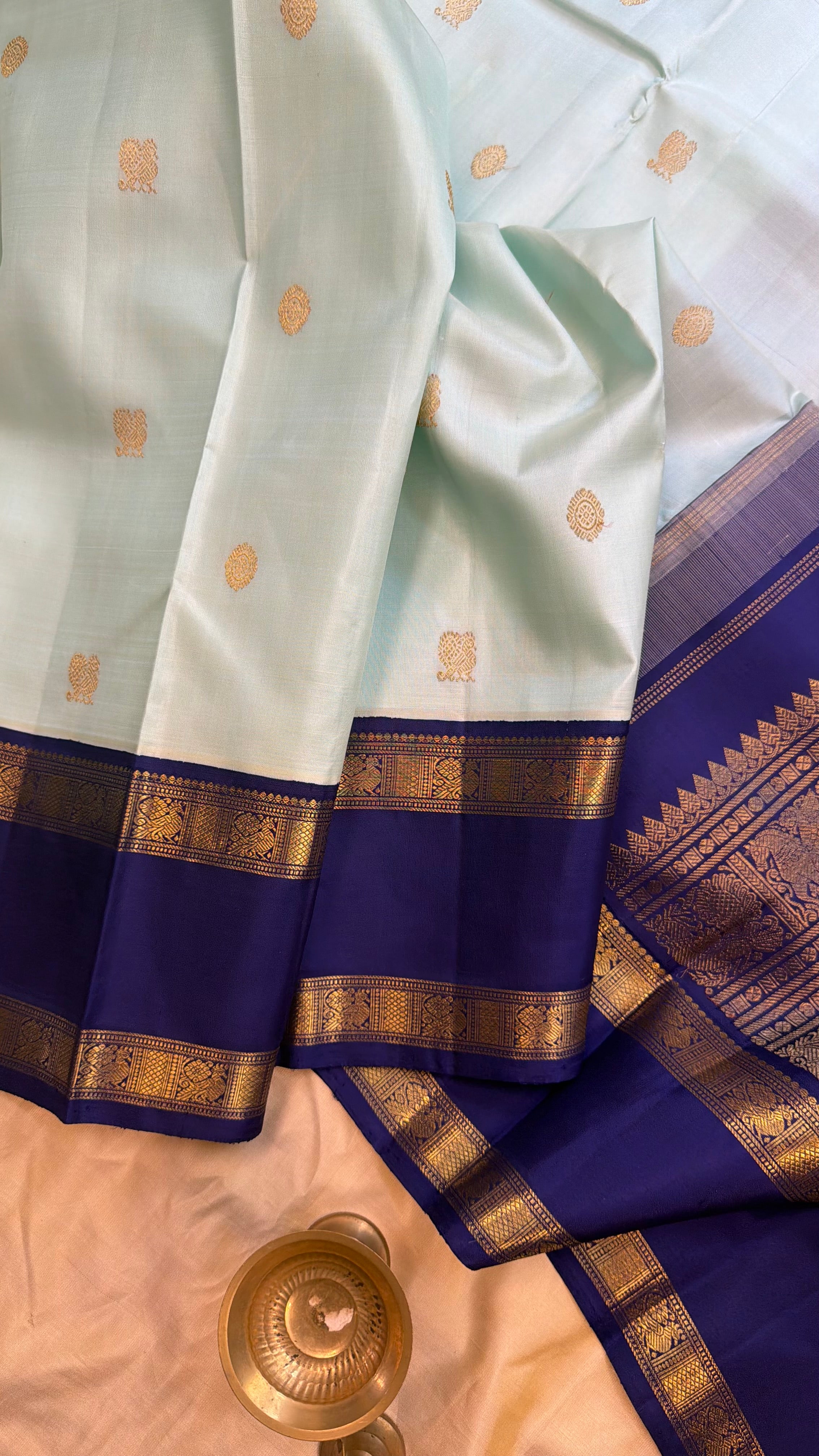 Light blue retta pet Korvai. / Kanjipuram silk