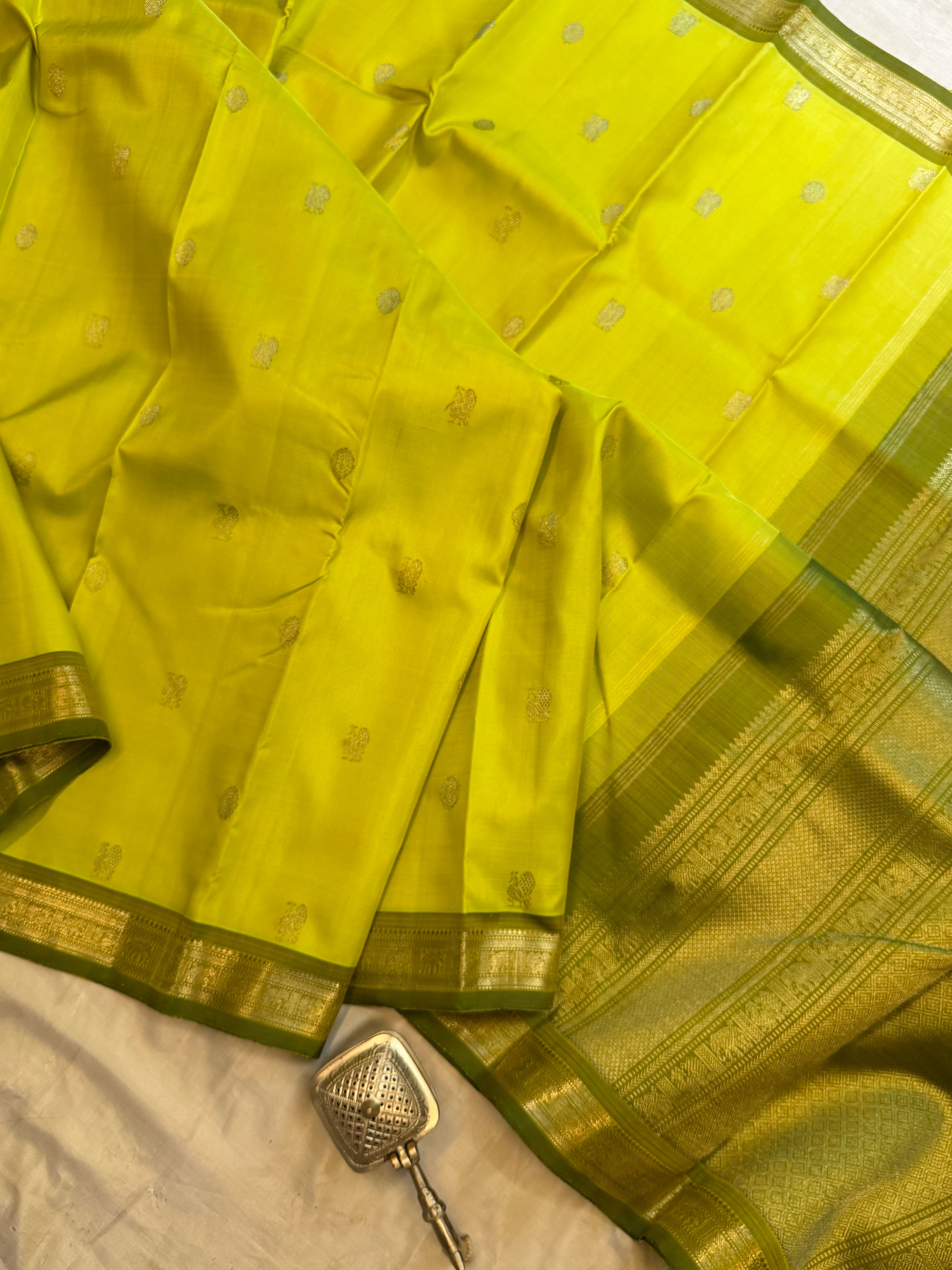 Permam :  Lime green small border / Kanjipuram silk CL5035