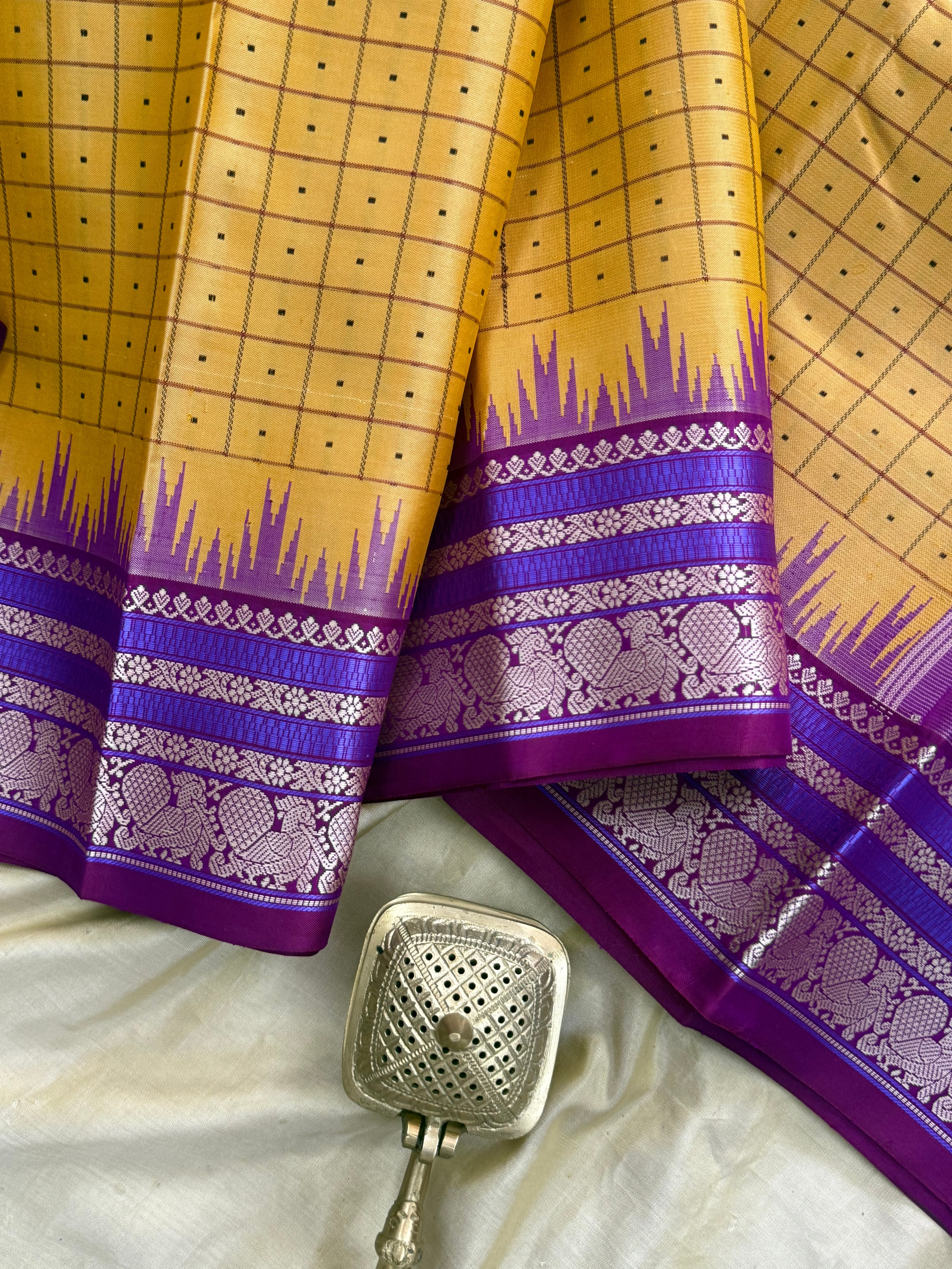 Sandhana manjal laksham Butta with temple border/ special edition CLSA10480