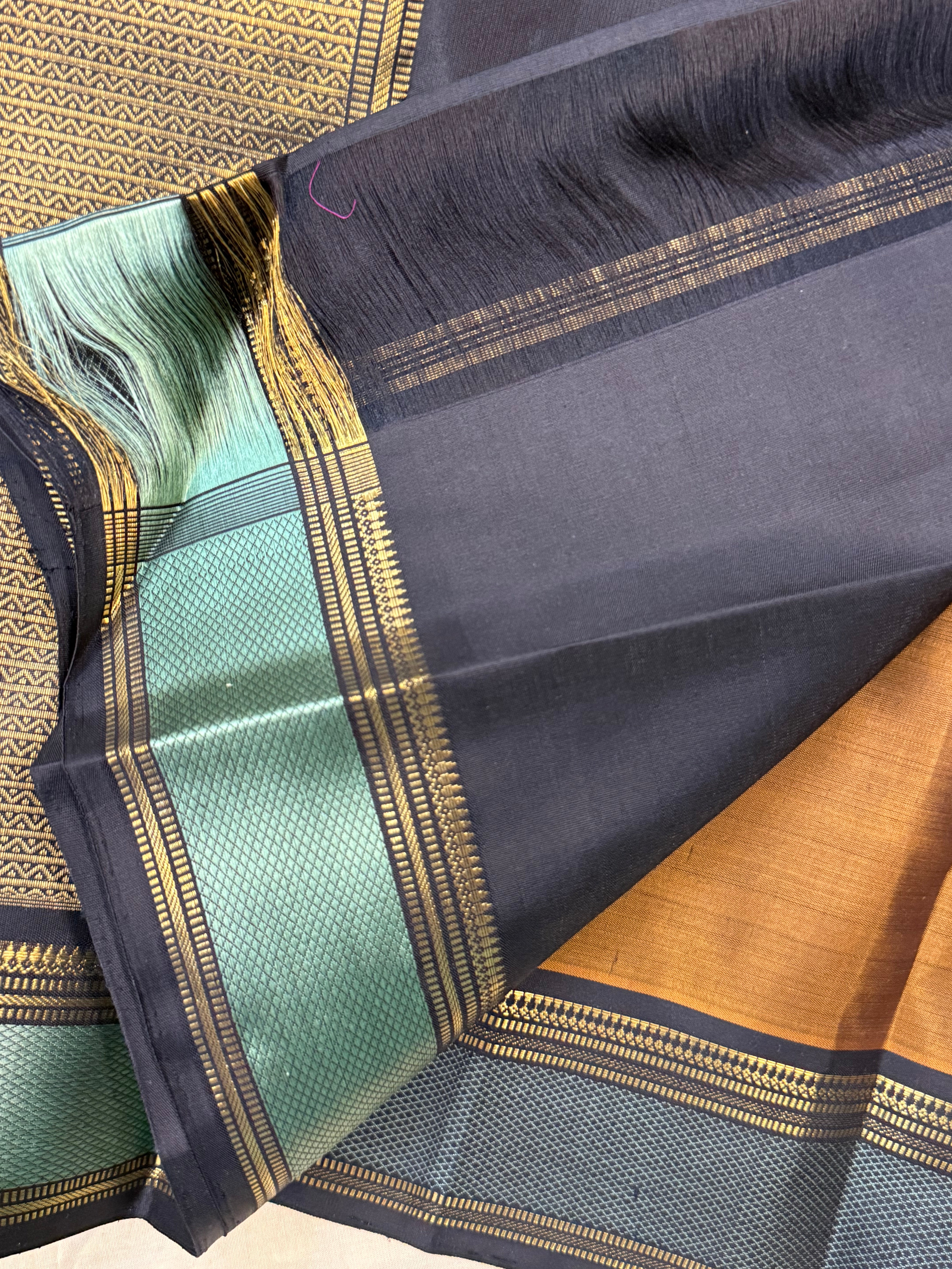Brown unique thread and zari pallu / Kanjipuram silk CL8202