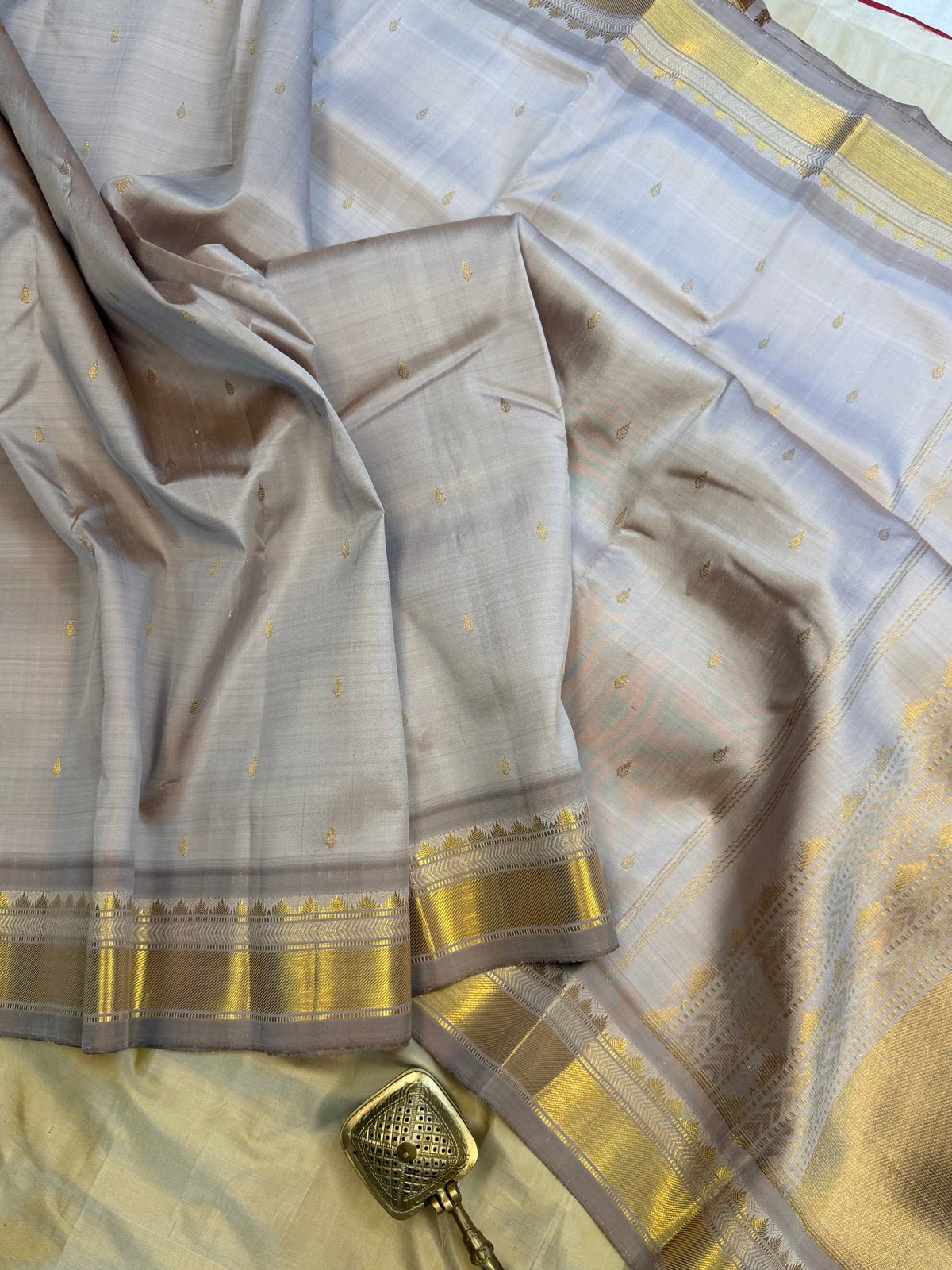 Silver colour body Aarani pure silk saree/ clsa 12067