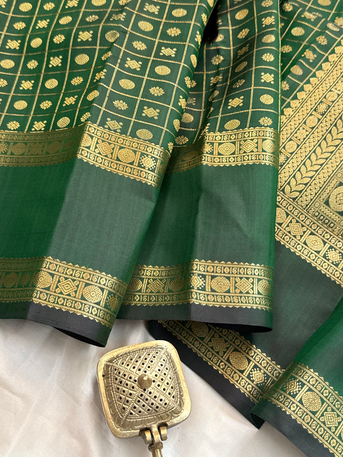 Dark green lakshambutta kili pallu / Special edition kanjipuram silk
