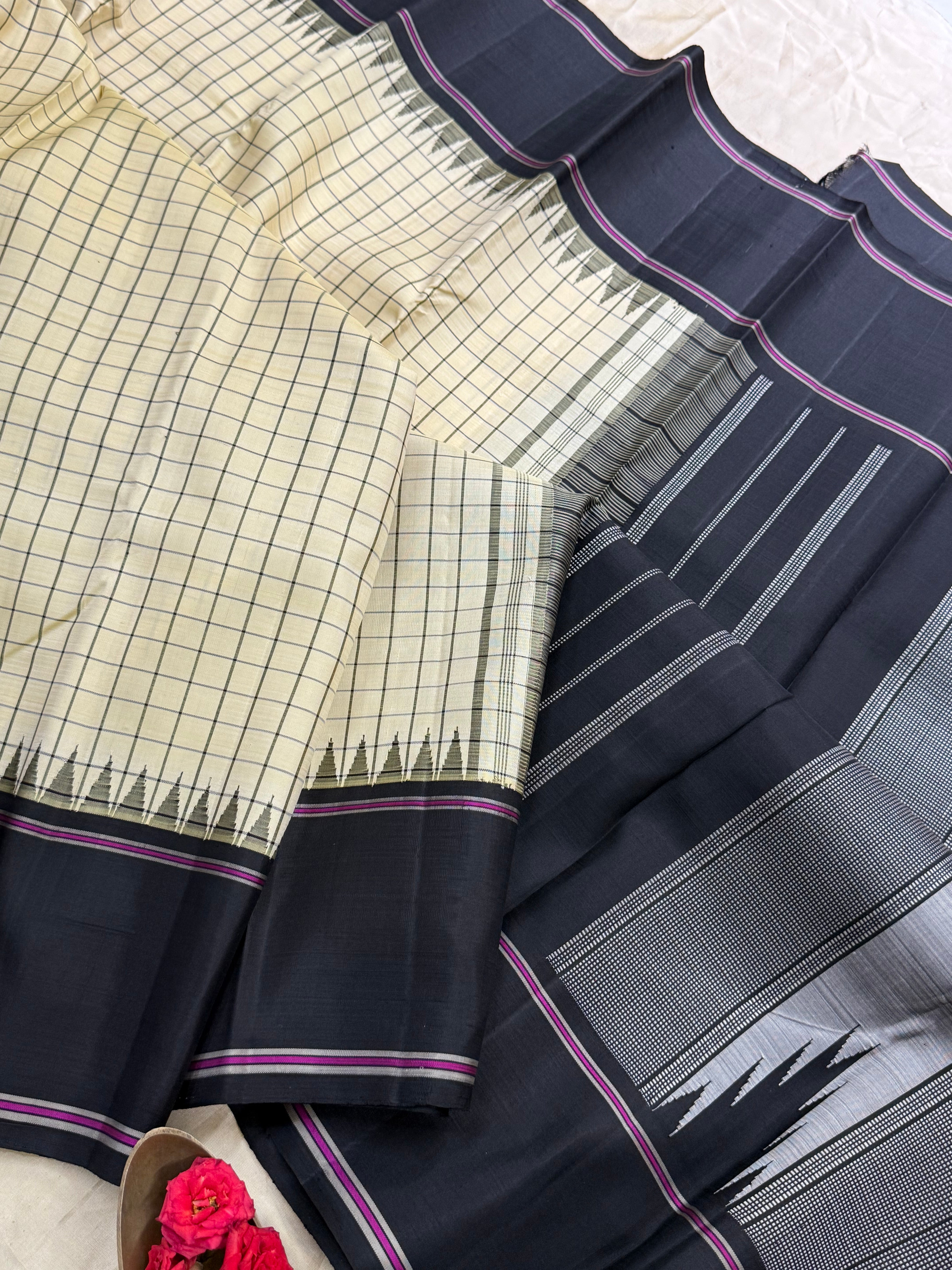 Off sandal kattam and black / Arani silk