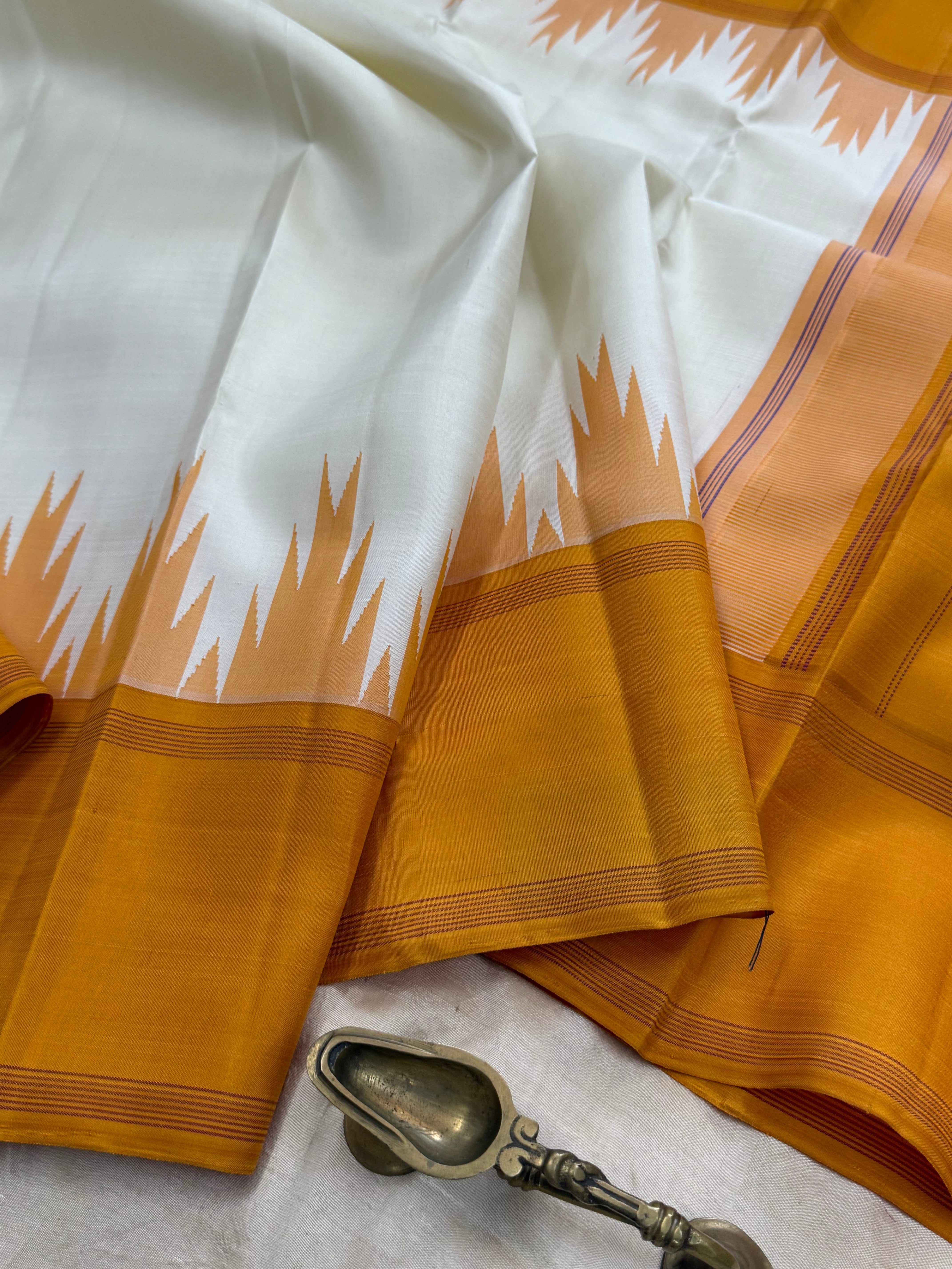 Off white Thalampu rekku/Aarani silk