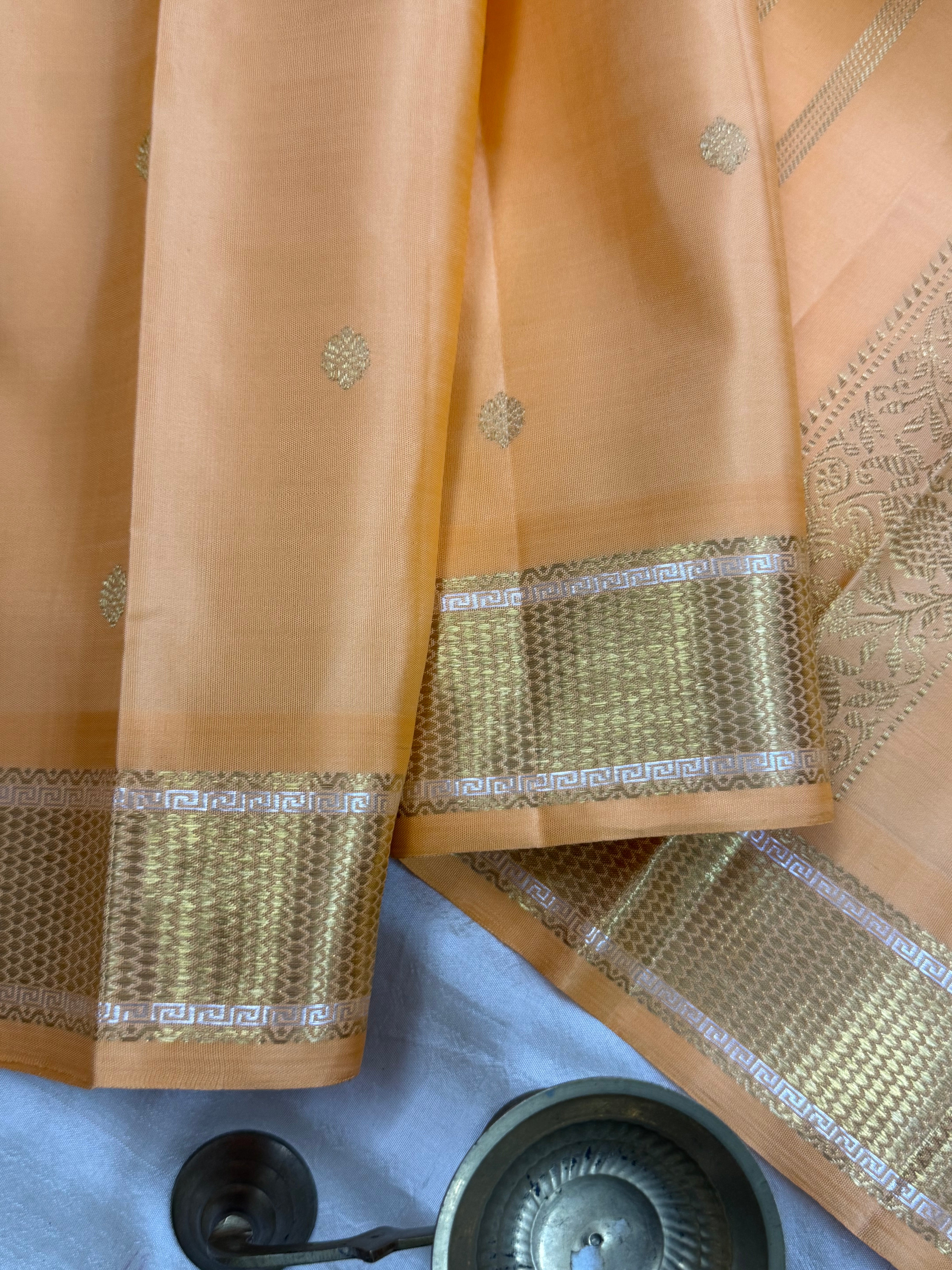 Master weaver - lite kanagabaram/ Kanjipuram silk